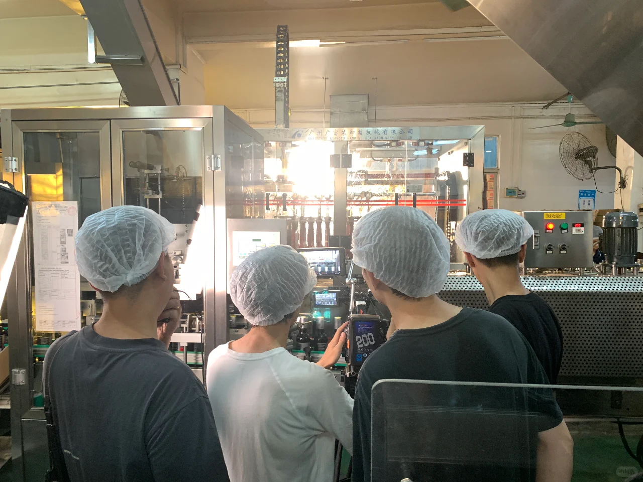 是谁喝上了新鲜出炉的可乐呀?