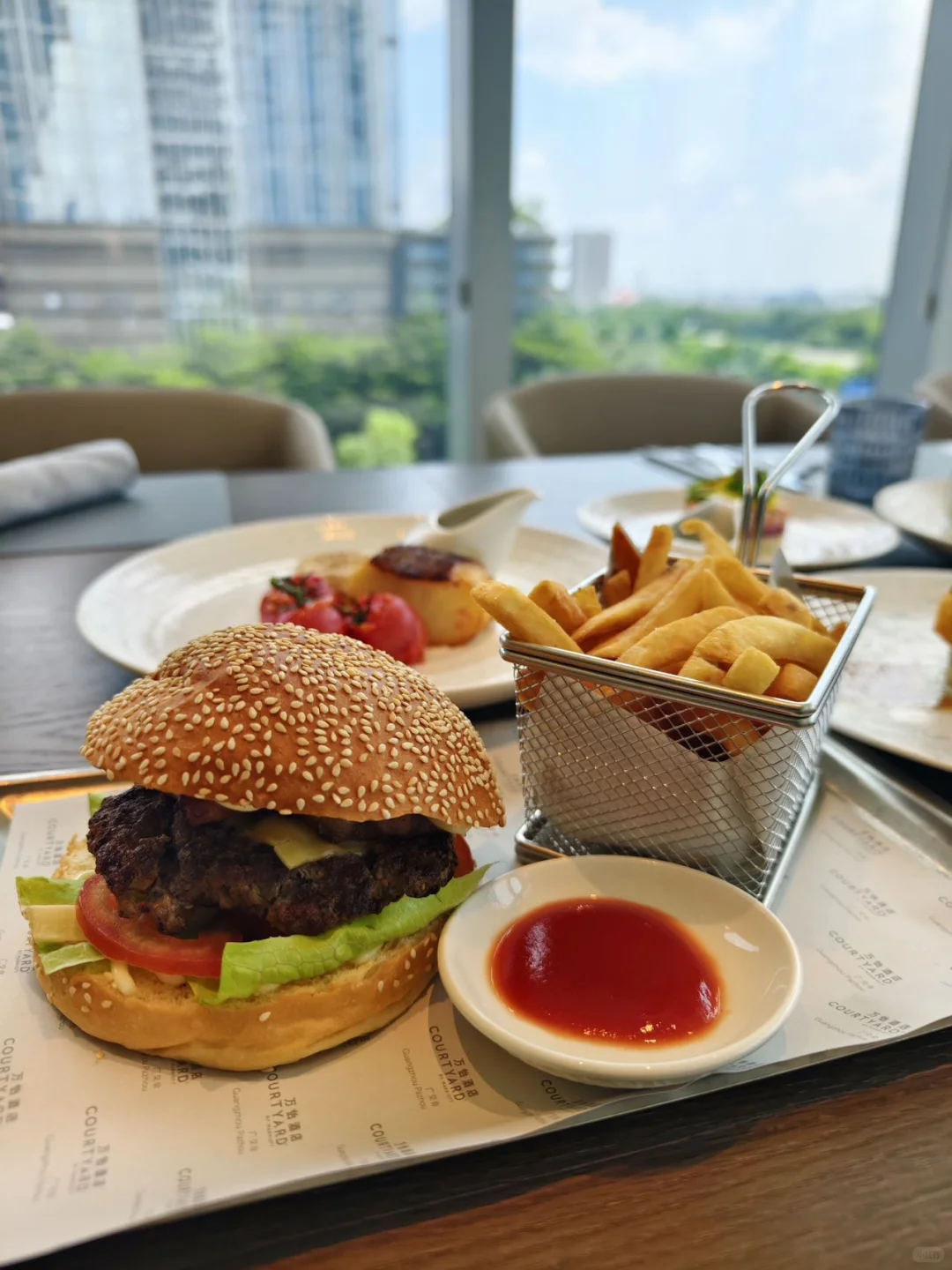 这家万怡把艺术与江景焊死了✨