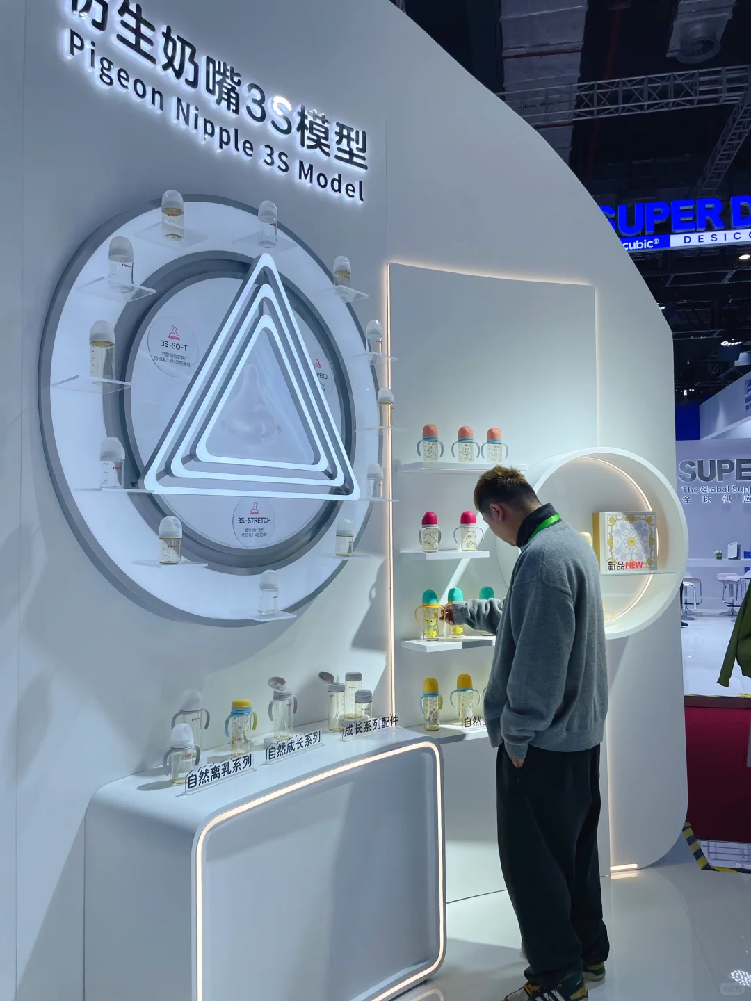 贝亲进博会这个展台，细节赢麻了！