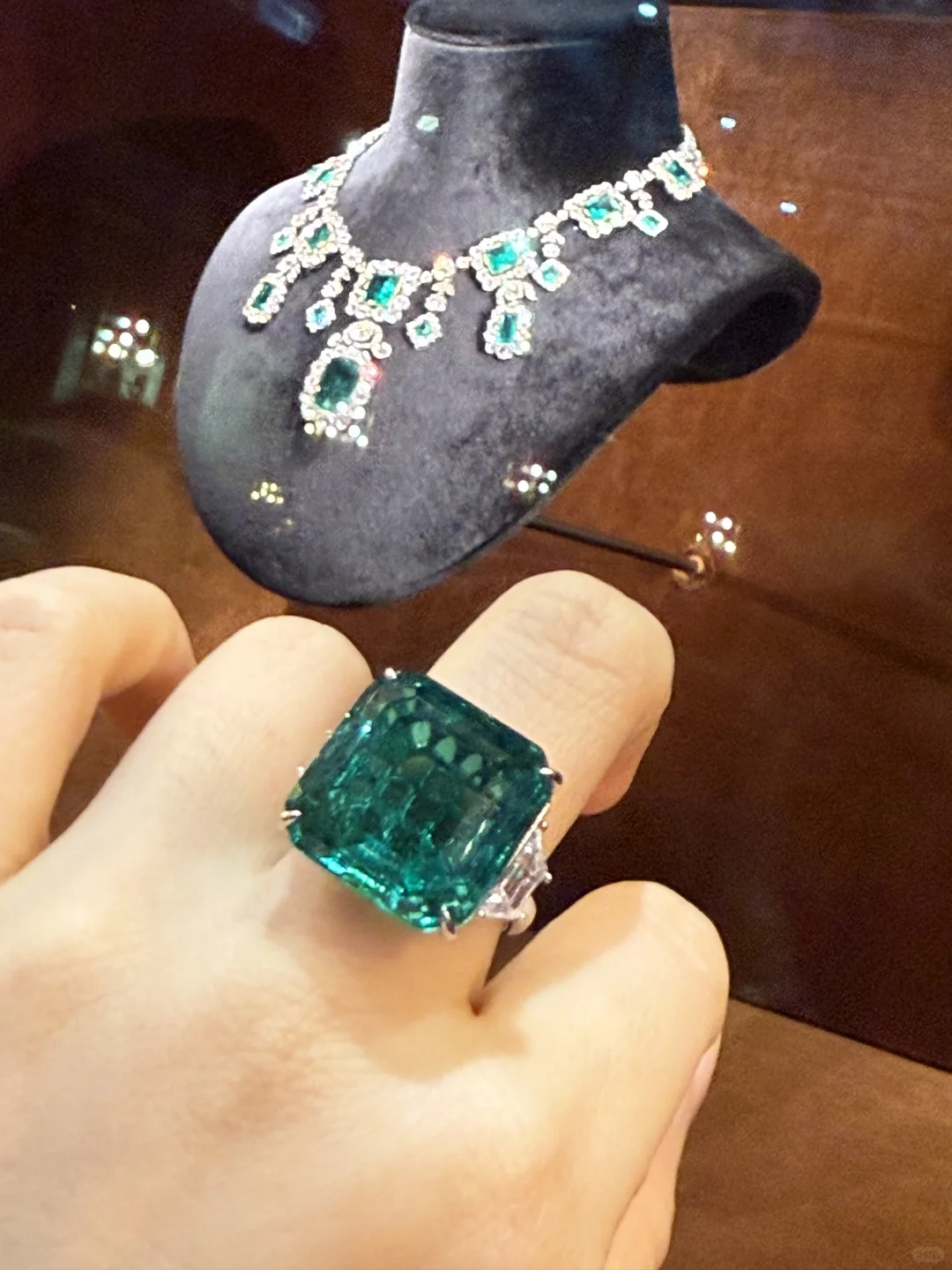 进博会最贵一条祖母绿如果加我的戒指就完美