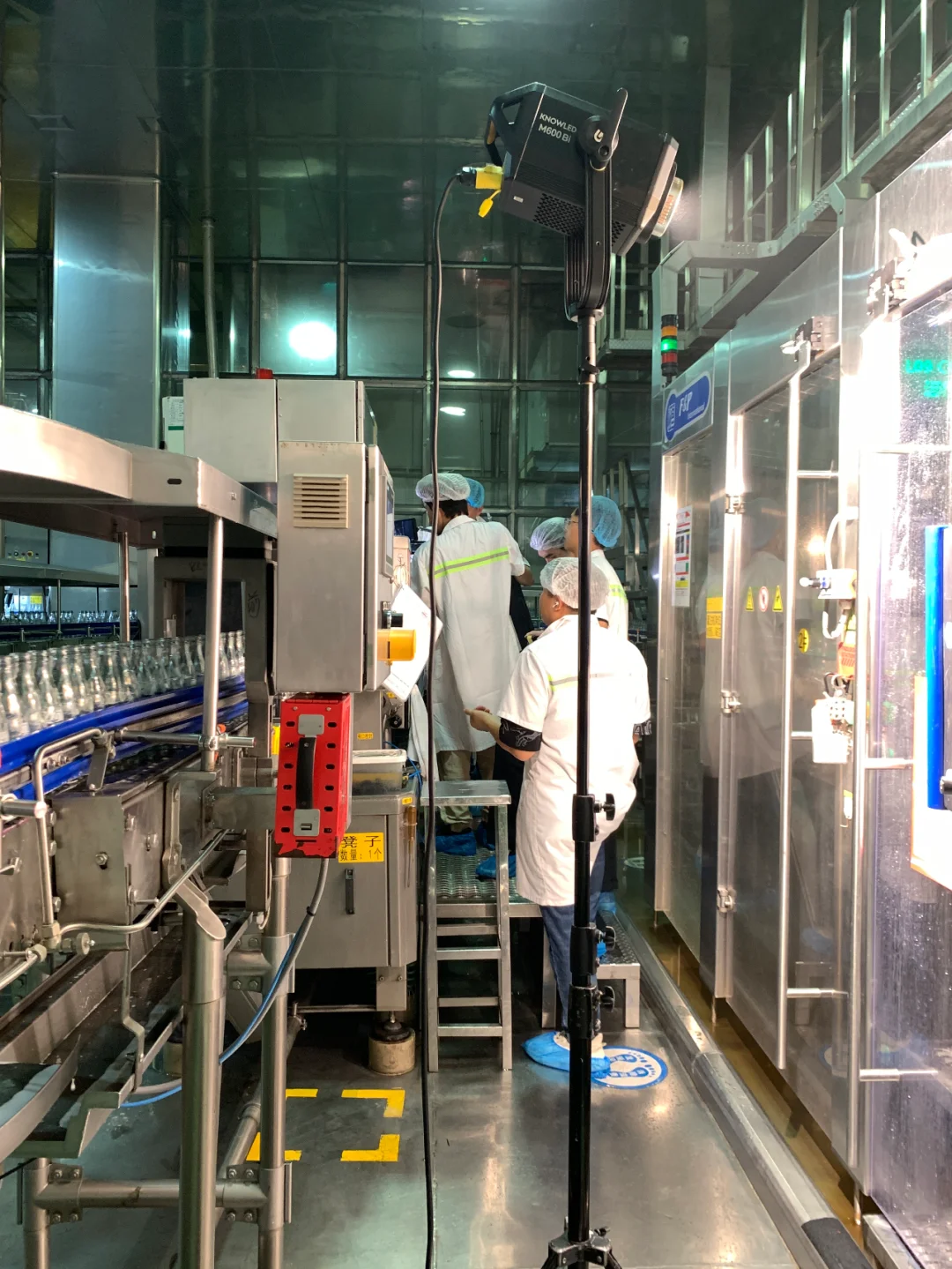 是谁喝上了新鲜出炉的可乐呀?