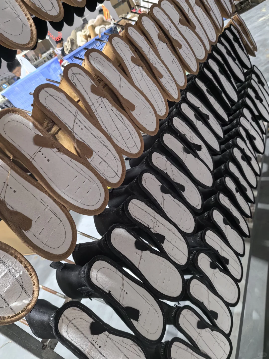 车间中正在出的 半成品雪地靴