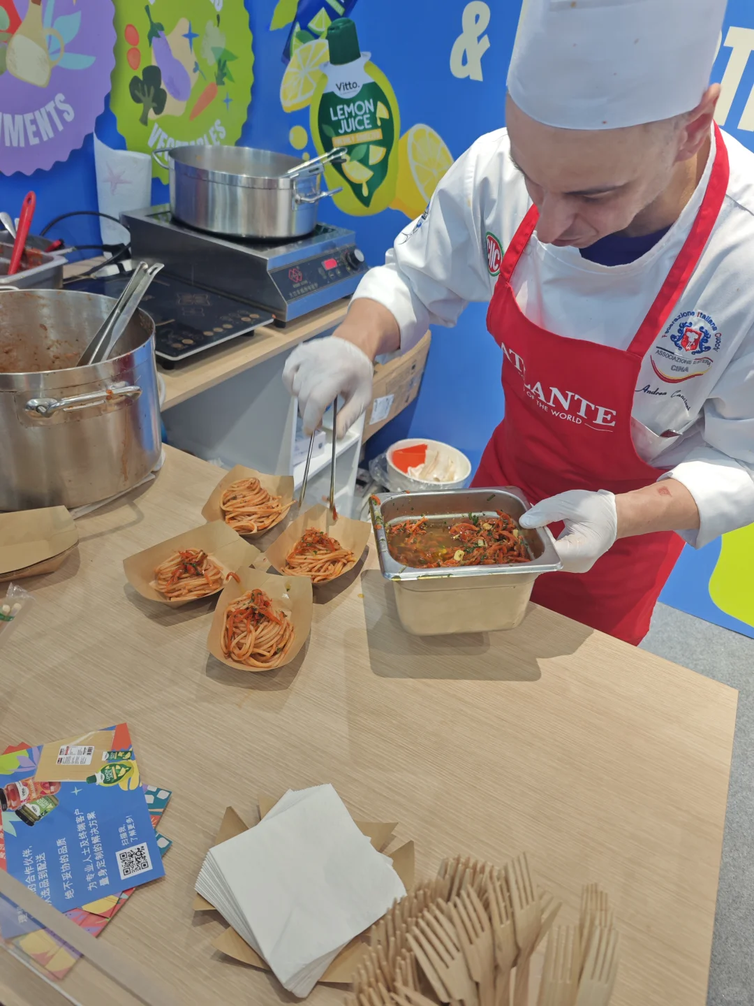 食品展能吃的不多，排队的很多