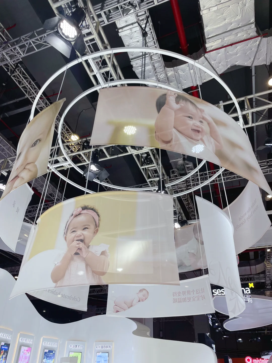 贝亲进博会这个展台，细节赢麻了！