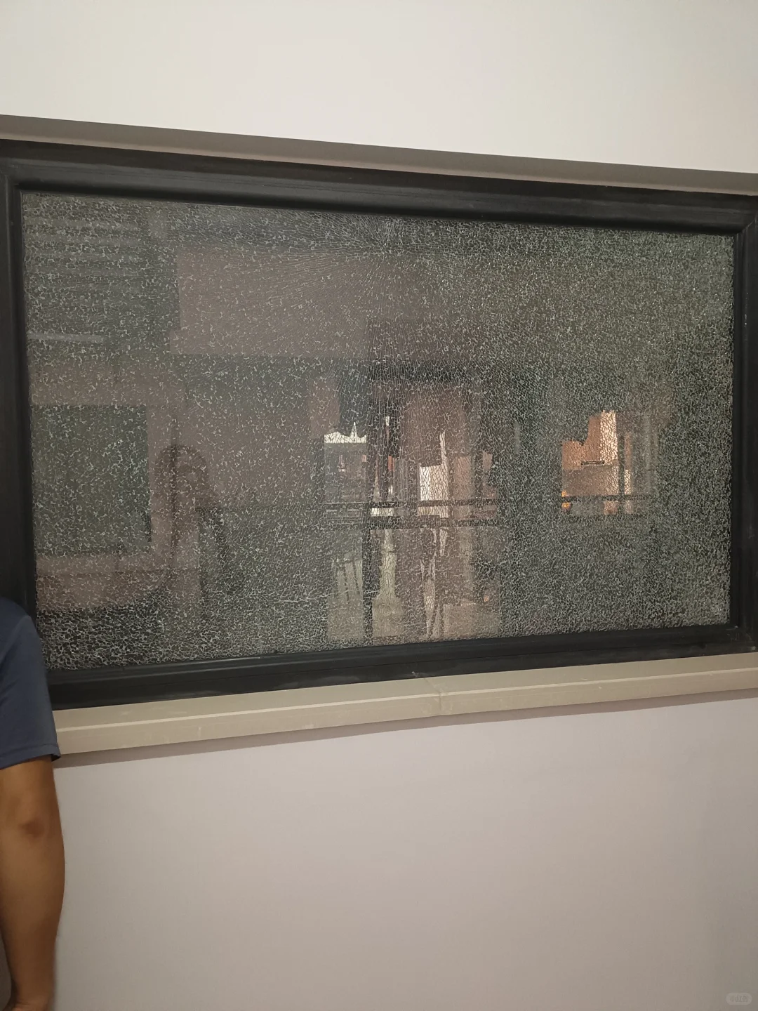 两片玻璃自爆,师傅报价1400,贵吗