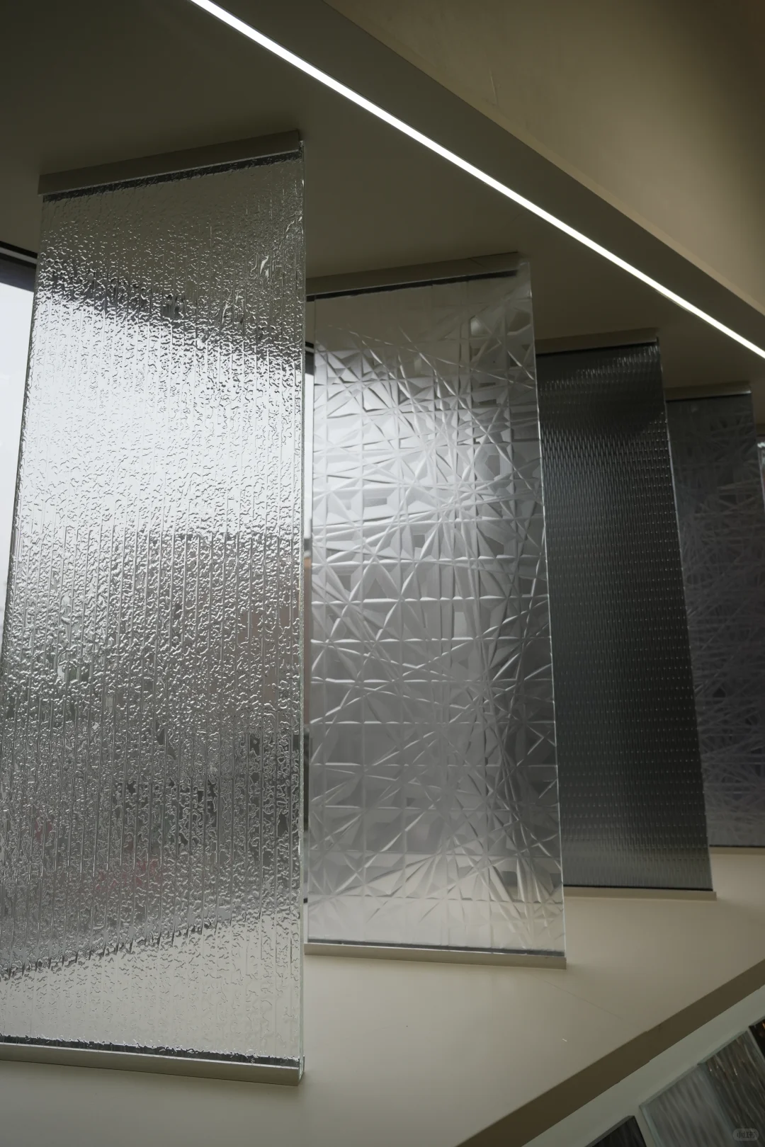 在工厂直选艺术玻璃，省下40%预算！