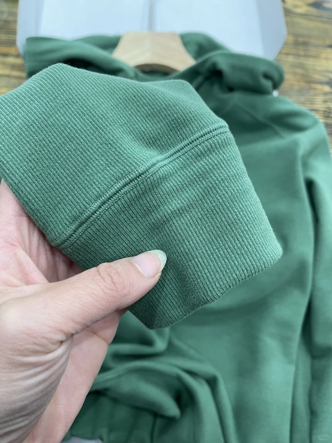 冬天徳绒一件绿色卫衣，超显白