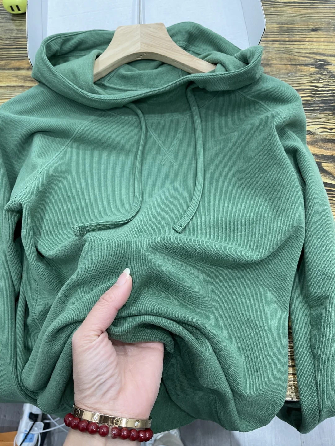 冬天徳绒一件绿色卫衣，超显白