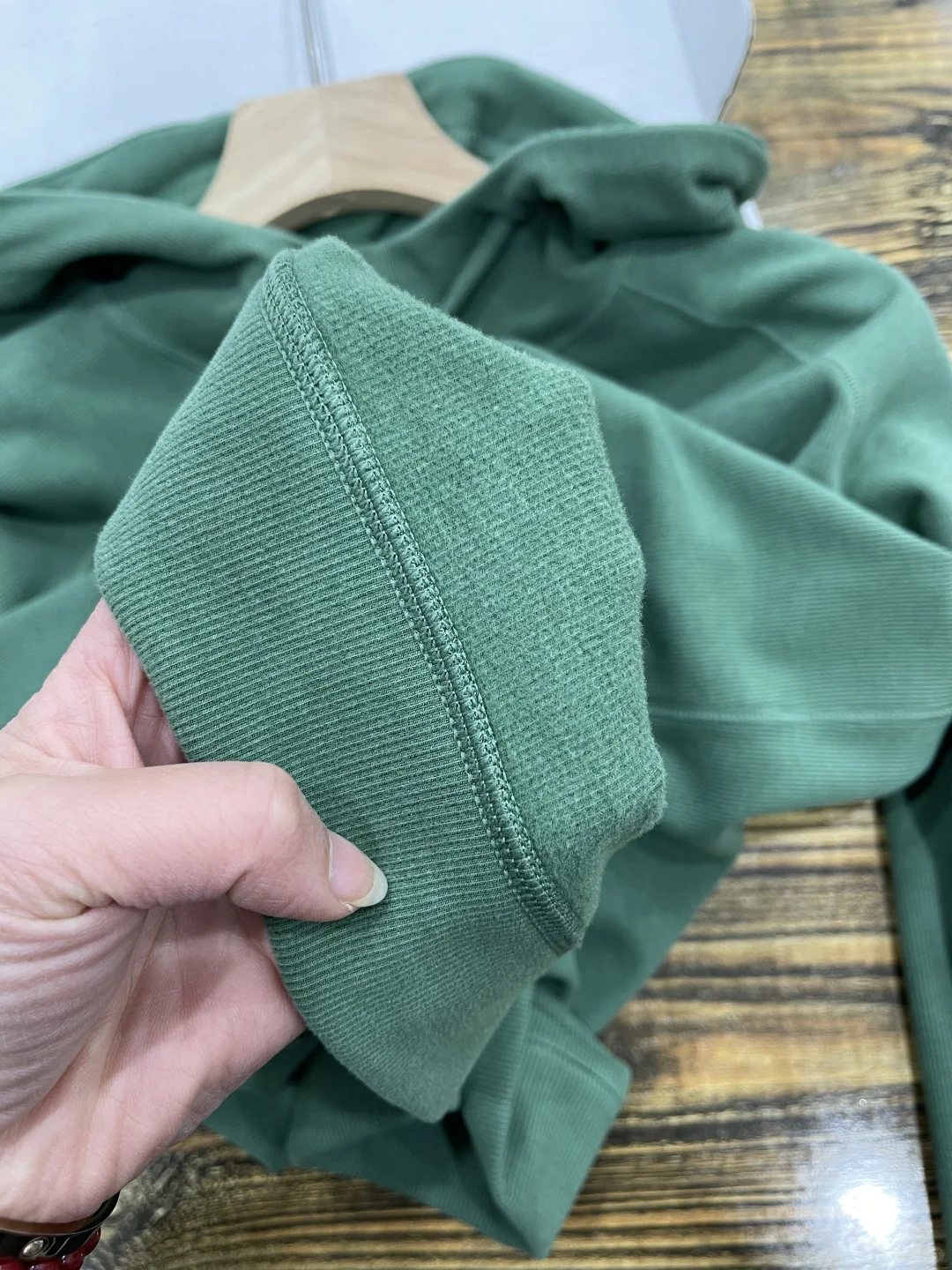 冬天徳绒一件绿色卫衣，超显白