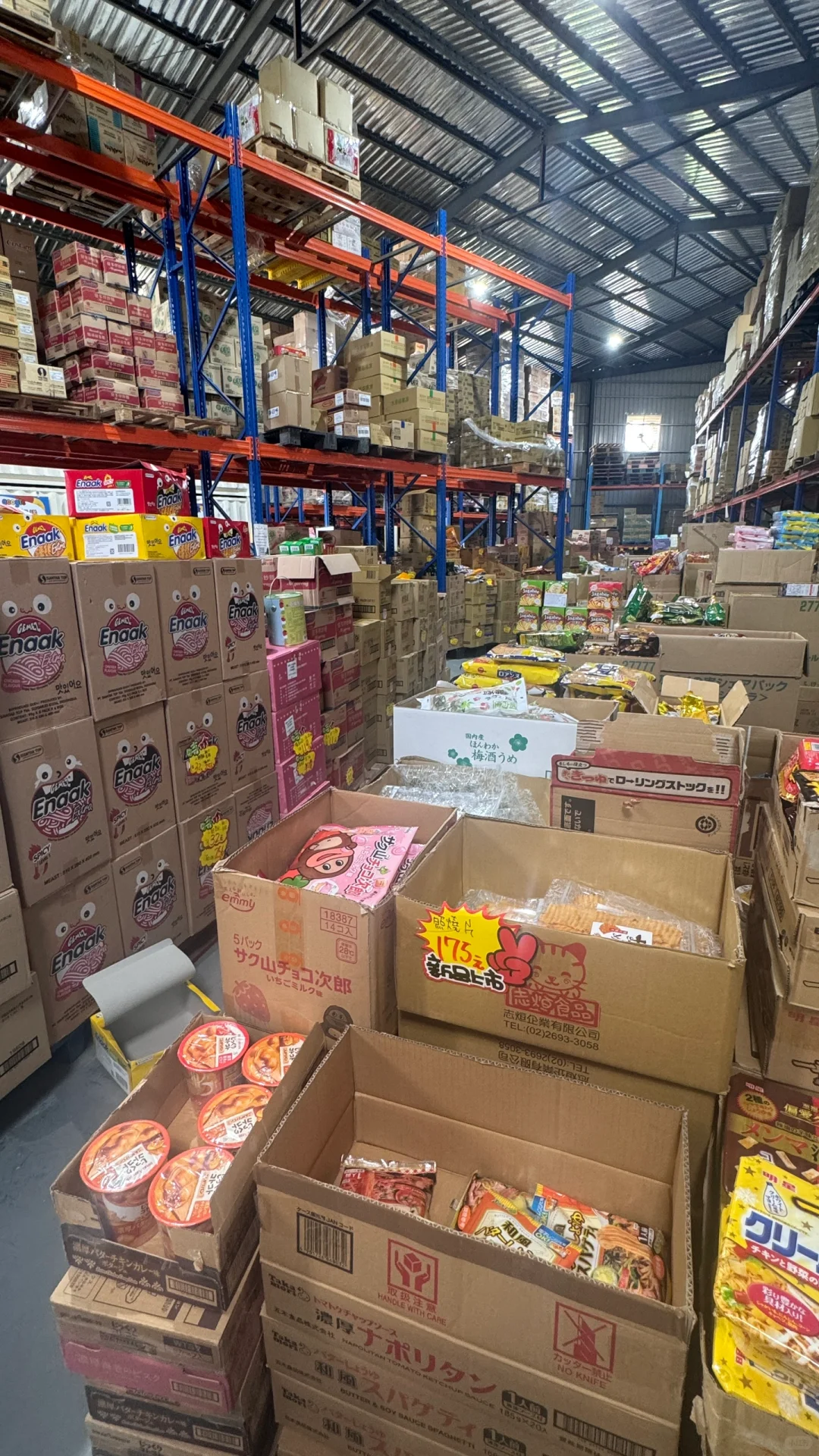 桃園 ⦚ 擼貓買零食? 一堆泡麵飲料隨便挑！