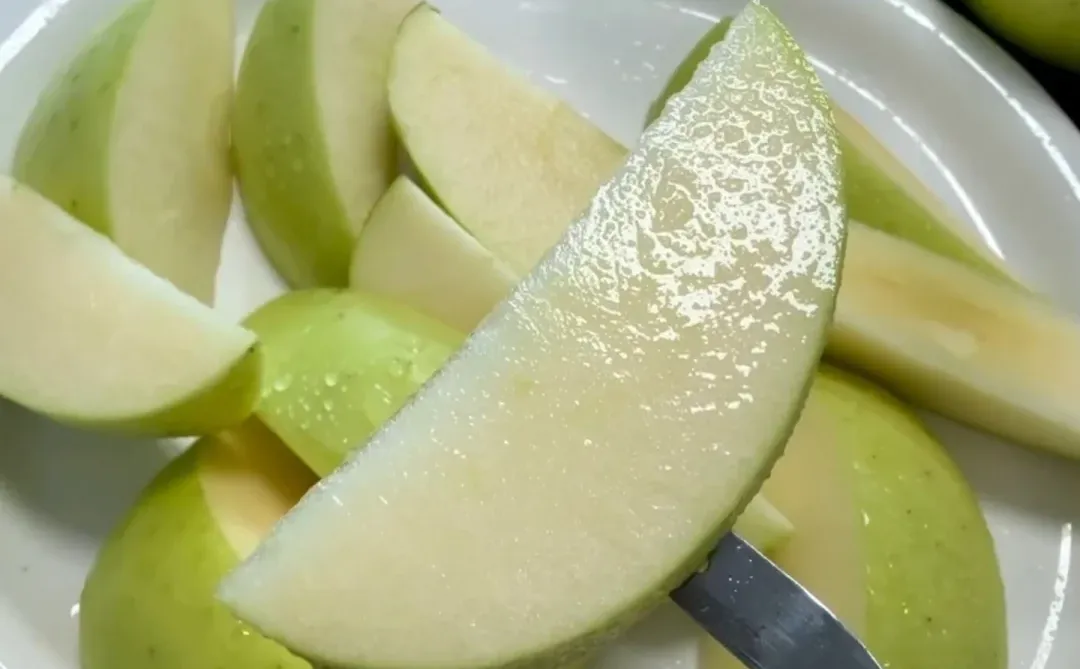 自家青苹果成熟啦,酸甜脆爽一口解腻