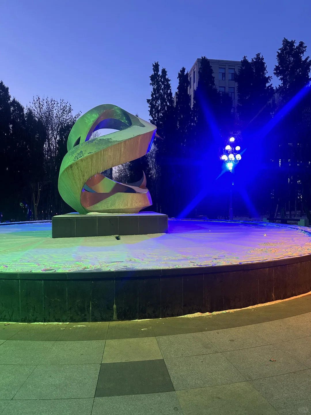 天!我发现哈工大的路灯会投校徽!?