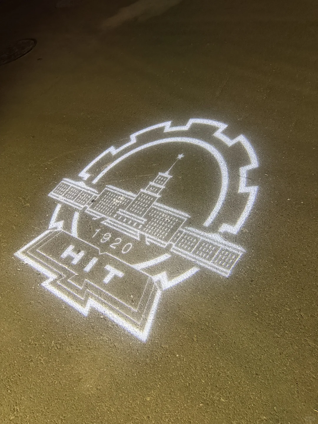 天!我发现哈工大的路灯会投校徽!?