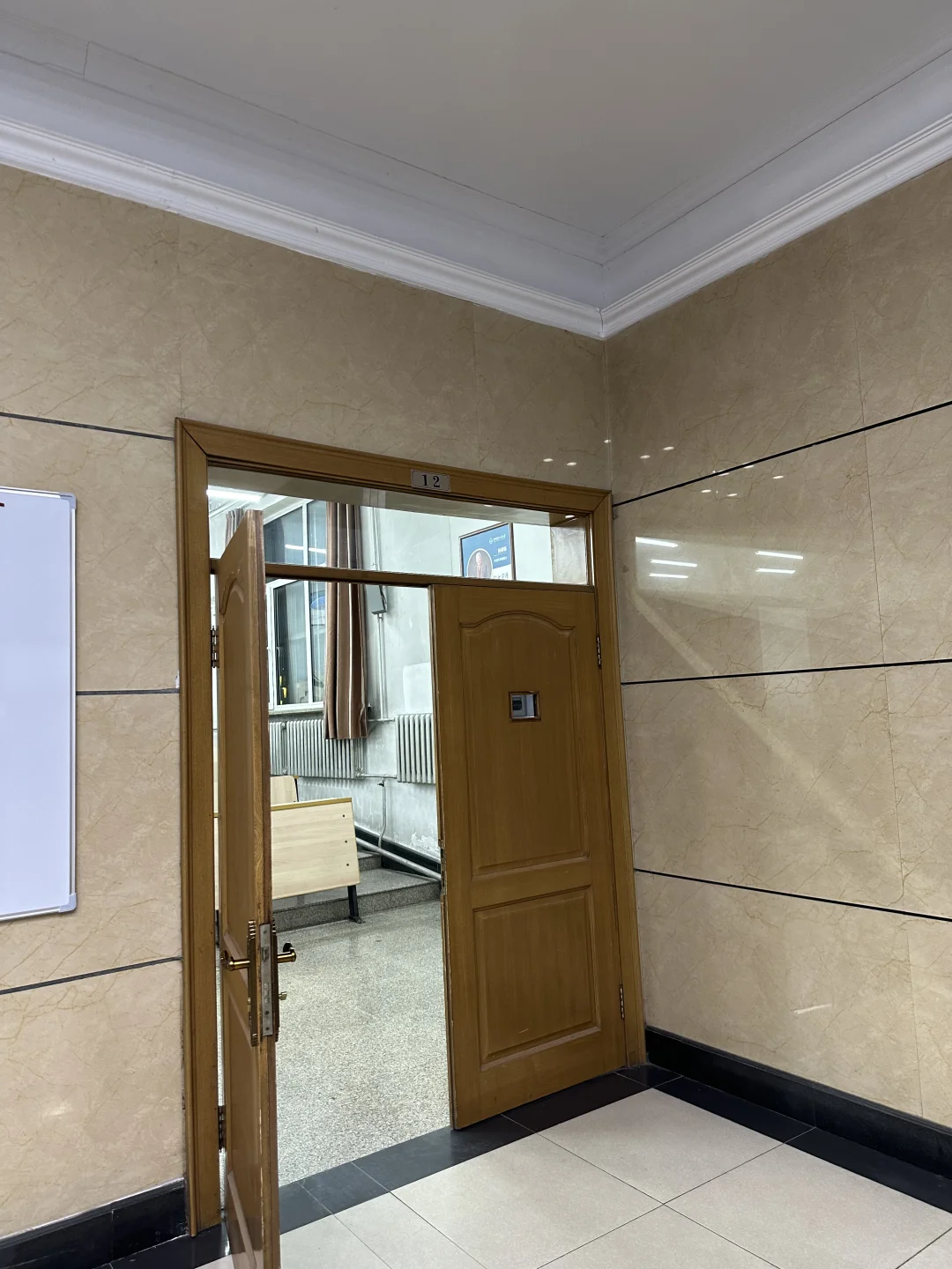 天!我发现哈工大的路灯会投校徽!?