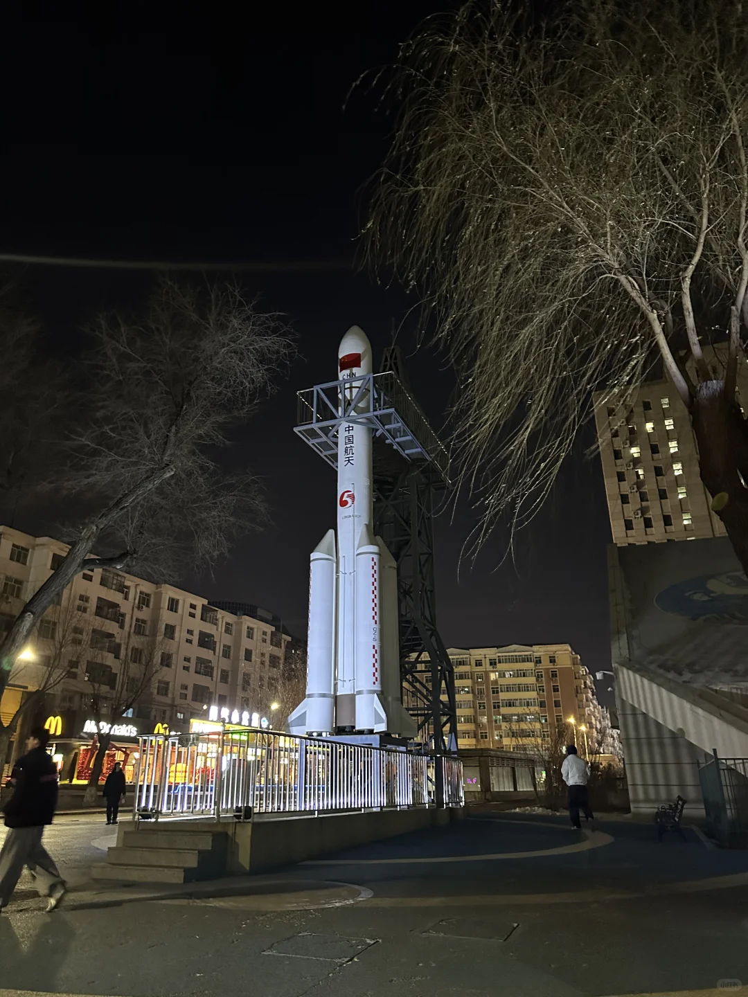 天!我发现哈工大的路灯会投校徽!?