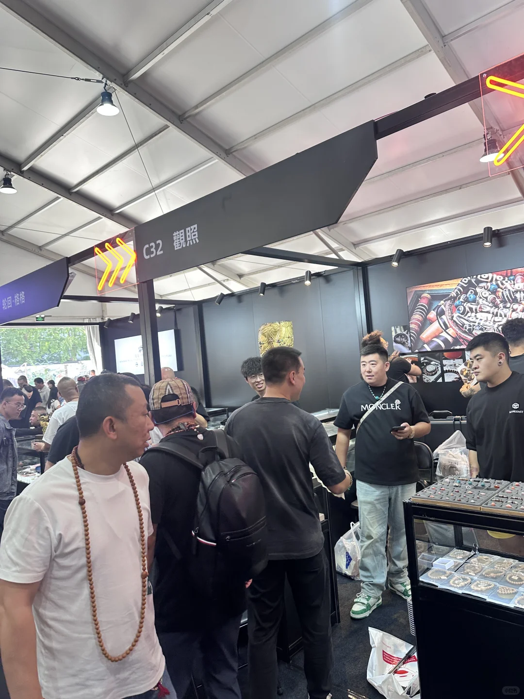 来了！来了！现场人潮涌动！