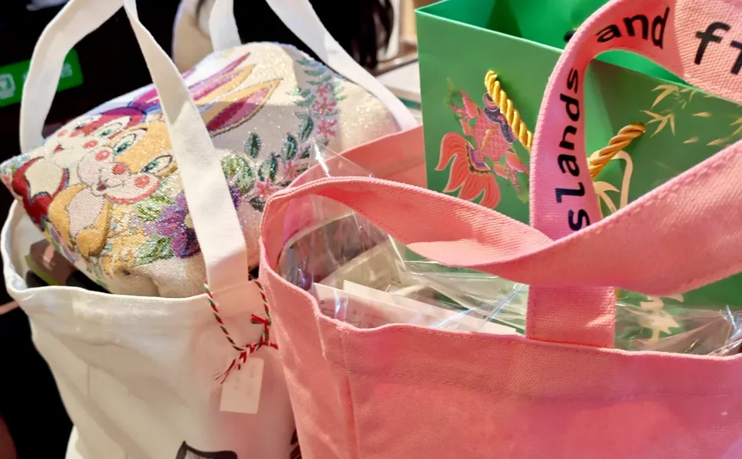 成都的南充同学，专门来昆明书店采购