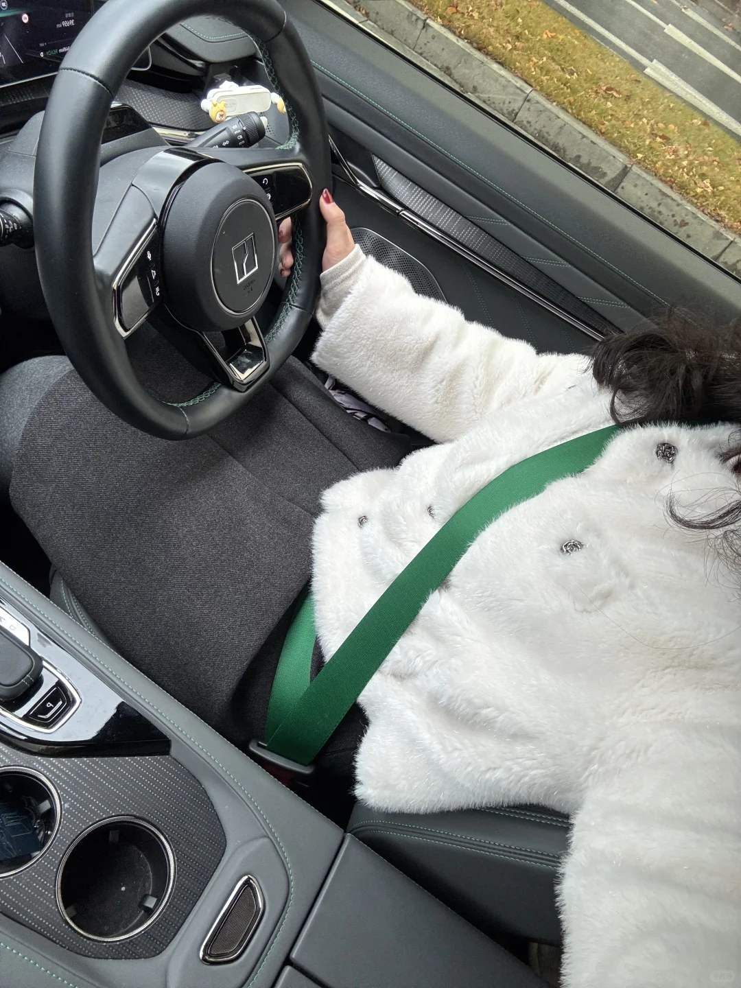 妈妈姐的今日穿搭，毛绒绒上衣➕灰色毛呢裙