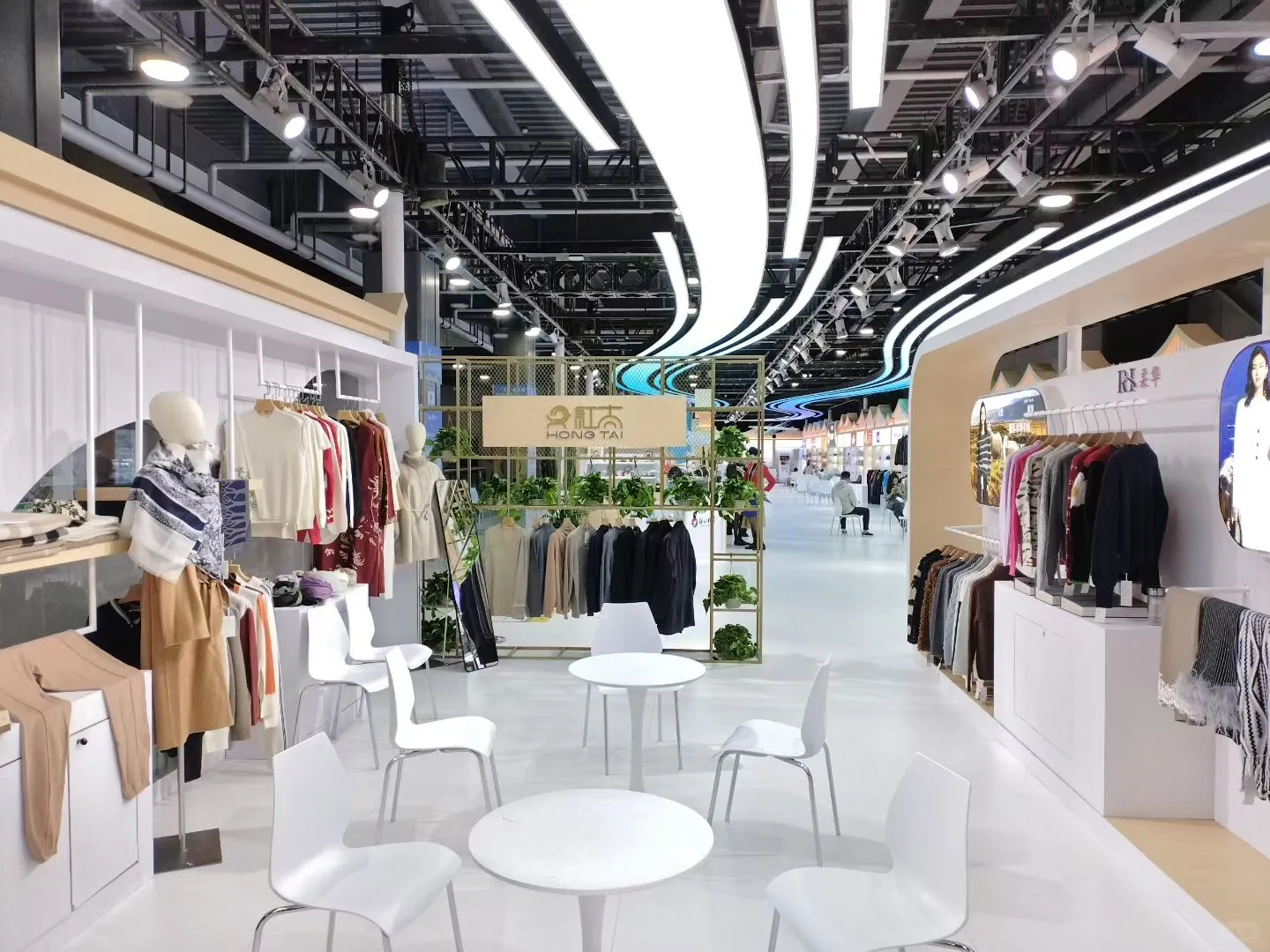 进博会C位!河北展团500平原木白展台美哭了