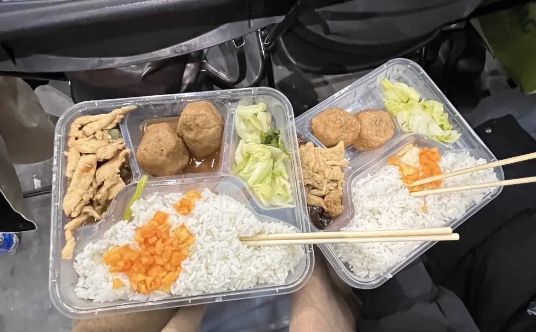 大学生勇闯广交会车展