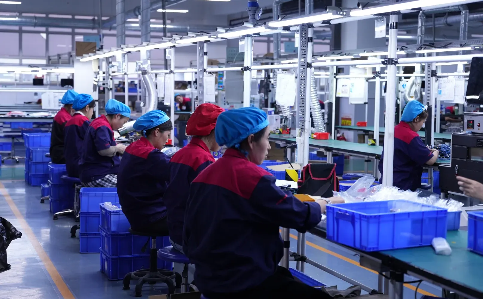 标准化的生产车间内