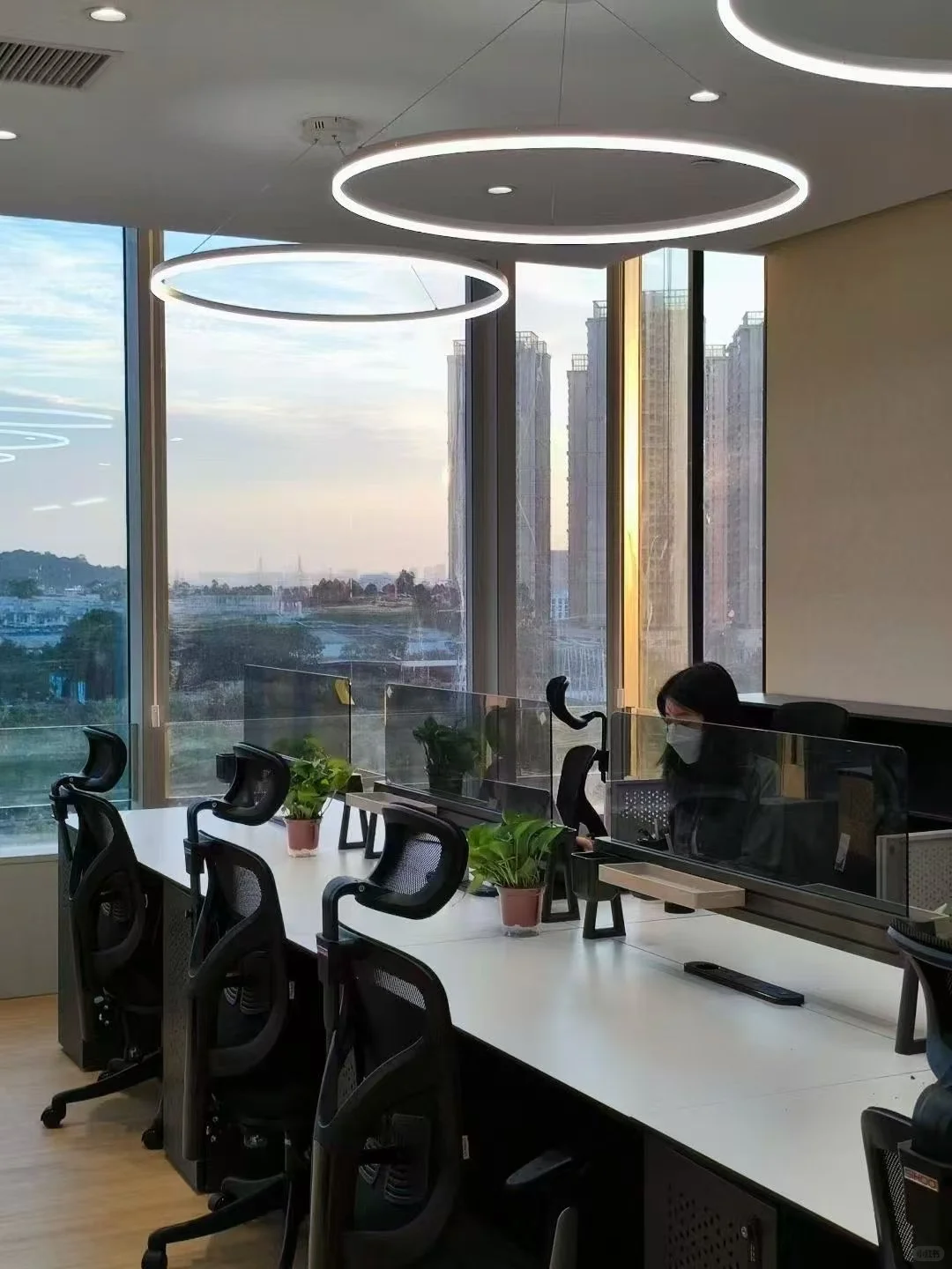 创业的我在广交会旁?800?搞定?工作室！