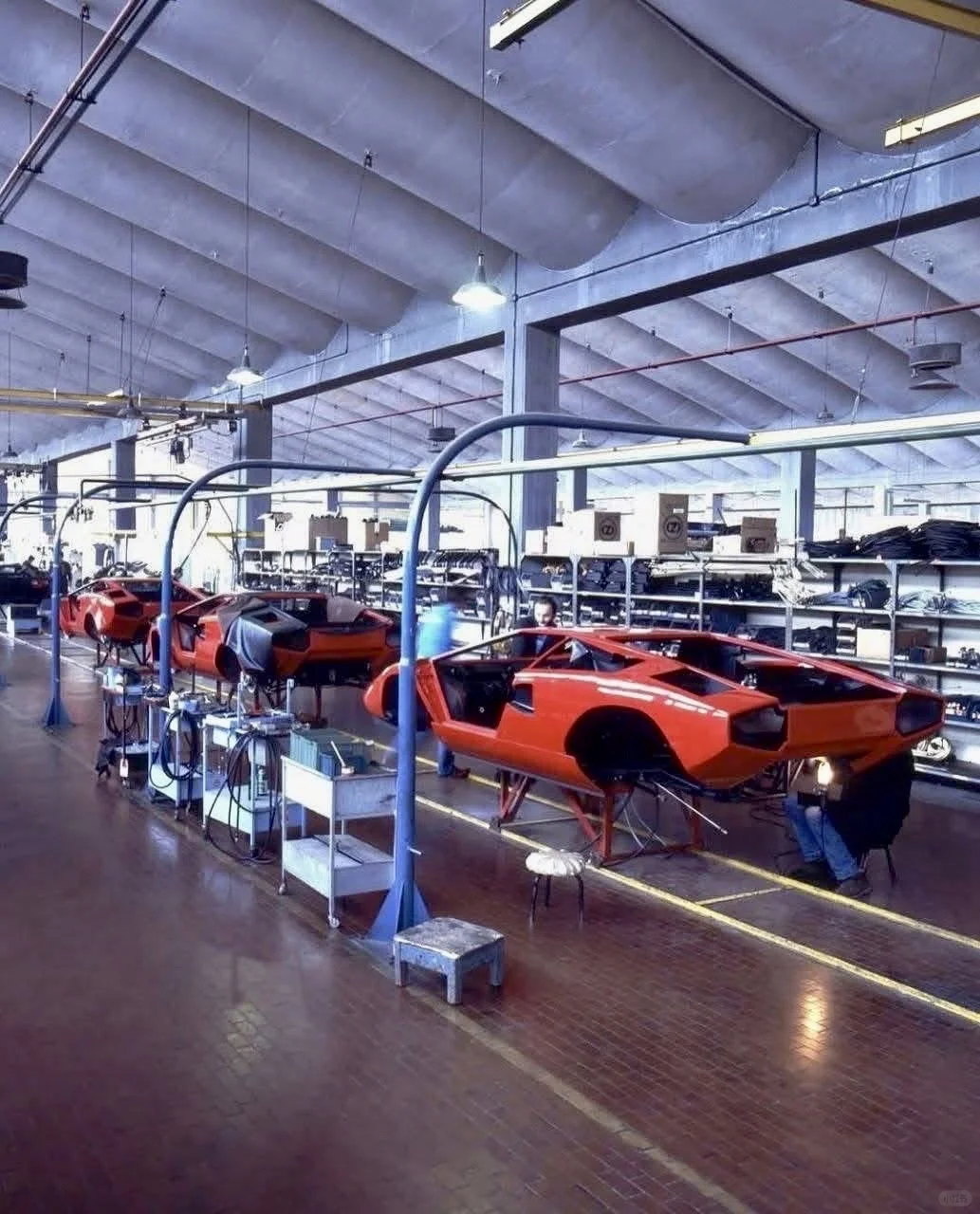 很喜欢看这种80年代的兰博基尼老工厂生产线