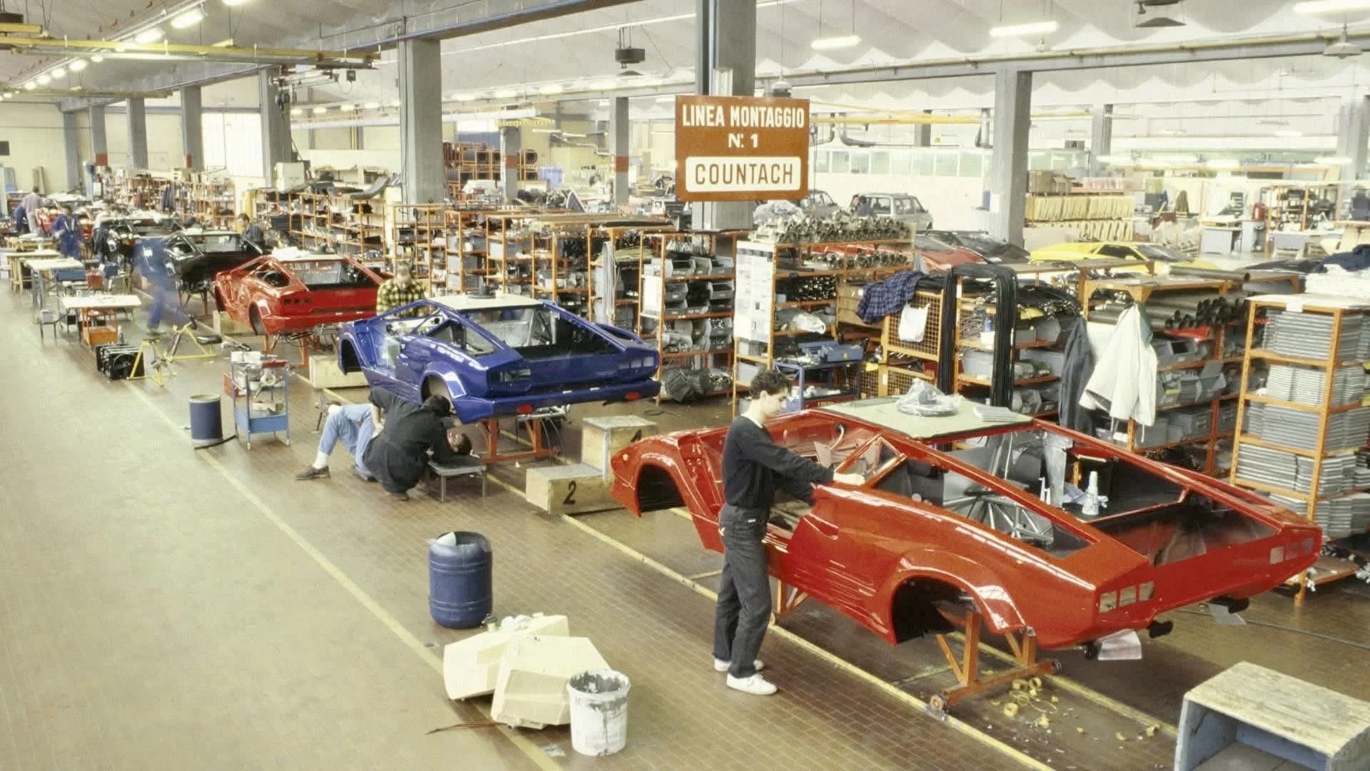 很喜欢看这种80年代的兰博基尼老工厂生产线