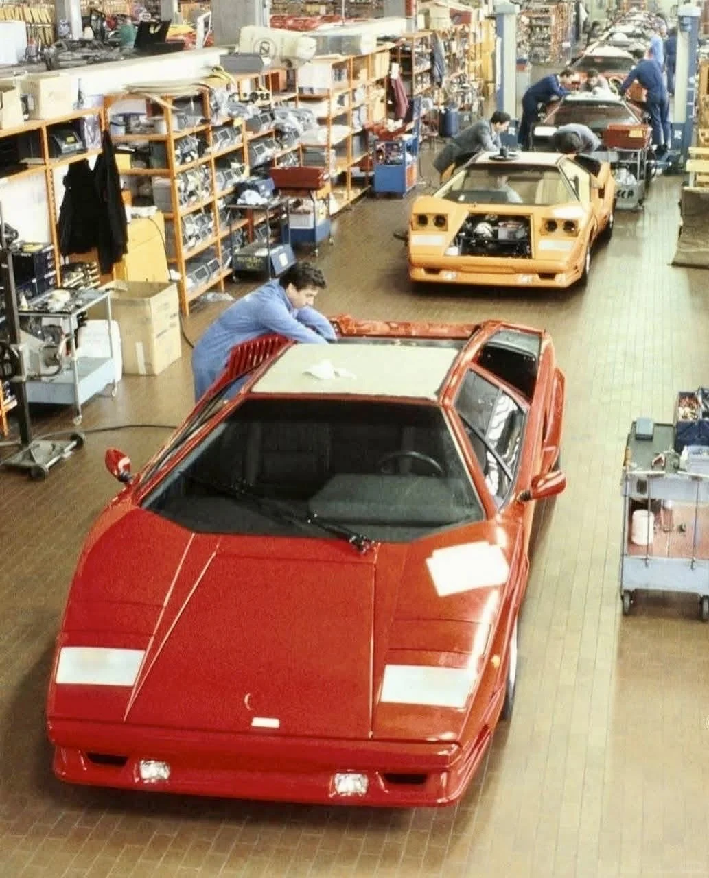 很喜欢看这种80年代的兰博基尼老工厂生产线