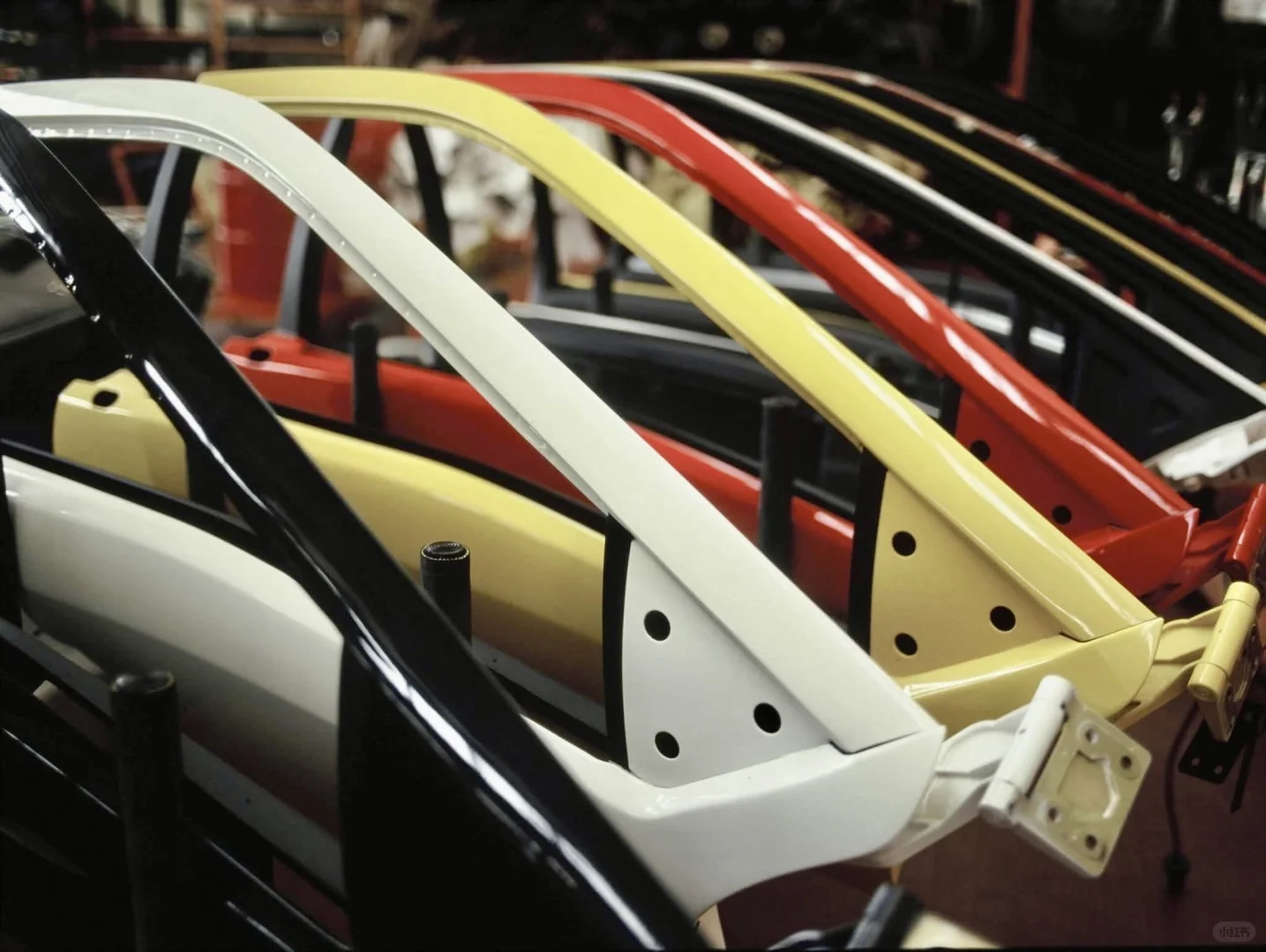 很喜欢看这种80年代的兰博基尼老工厂生产线