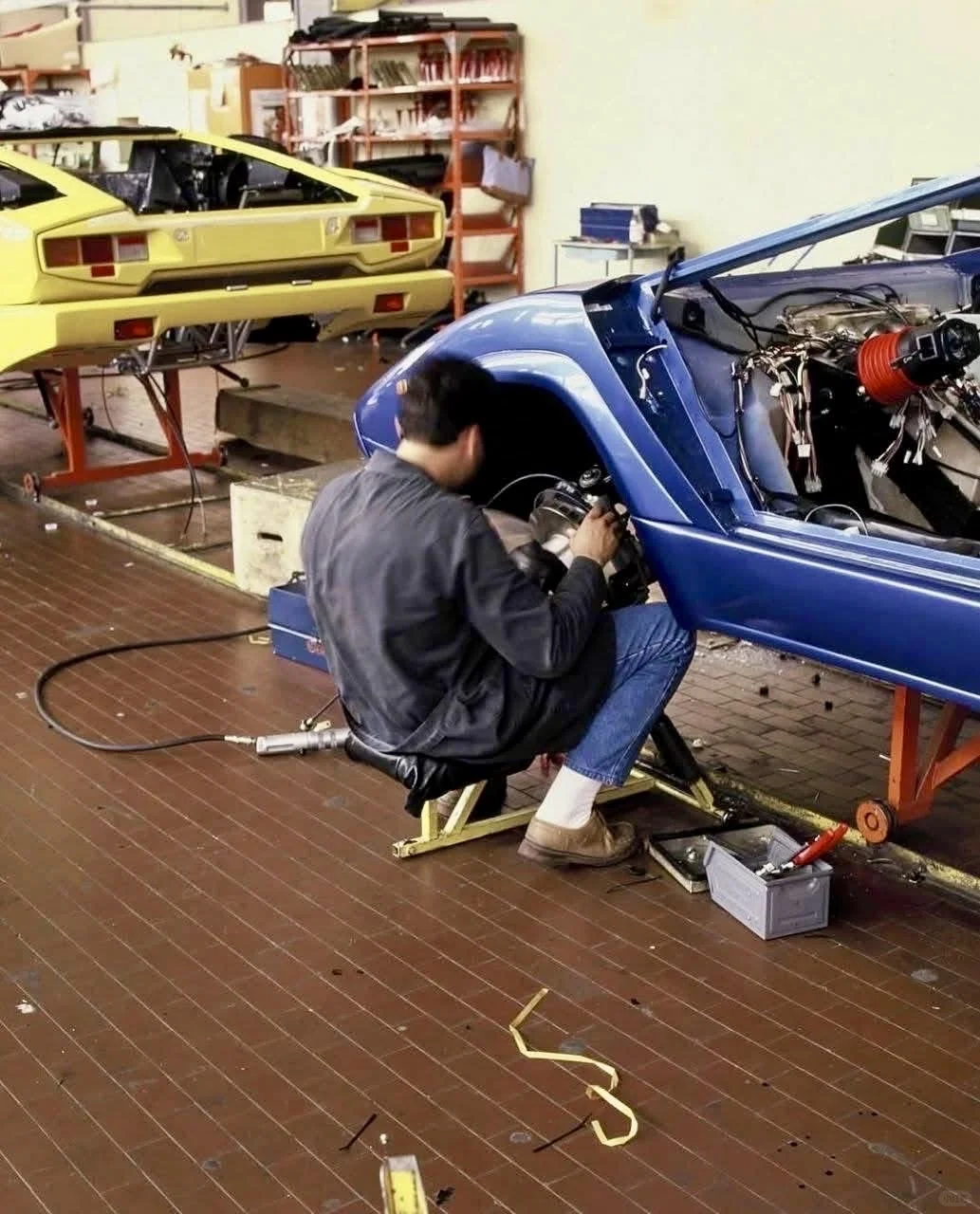 很喜欢看这种80年代的兰博基尼老工厂生产线