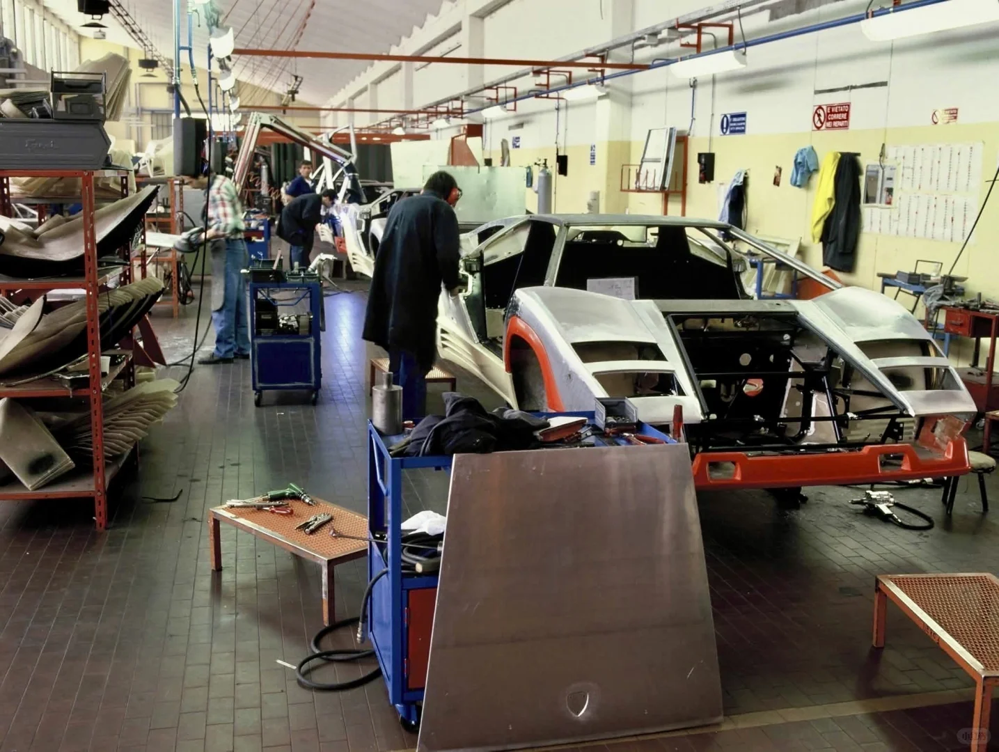 很喜欢看这种80年代的兰博基尼老工厂生产线