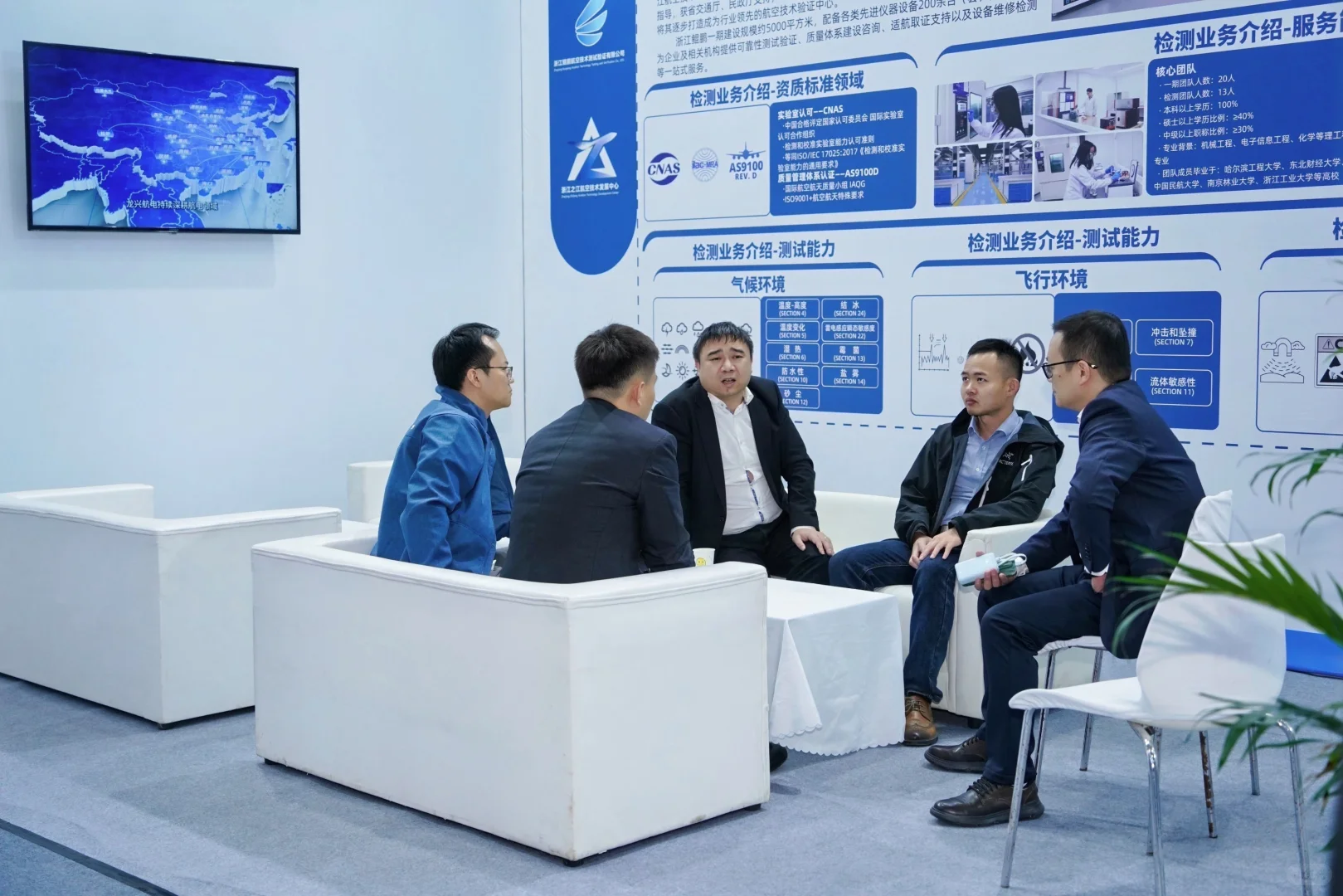 今日要闻：怎么展会里都是男摄