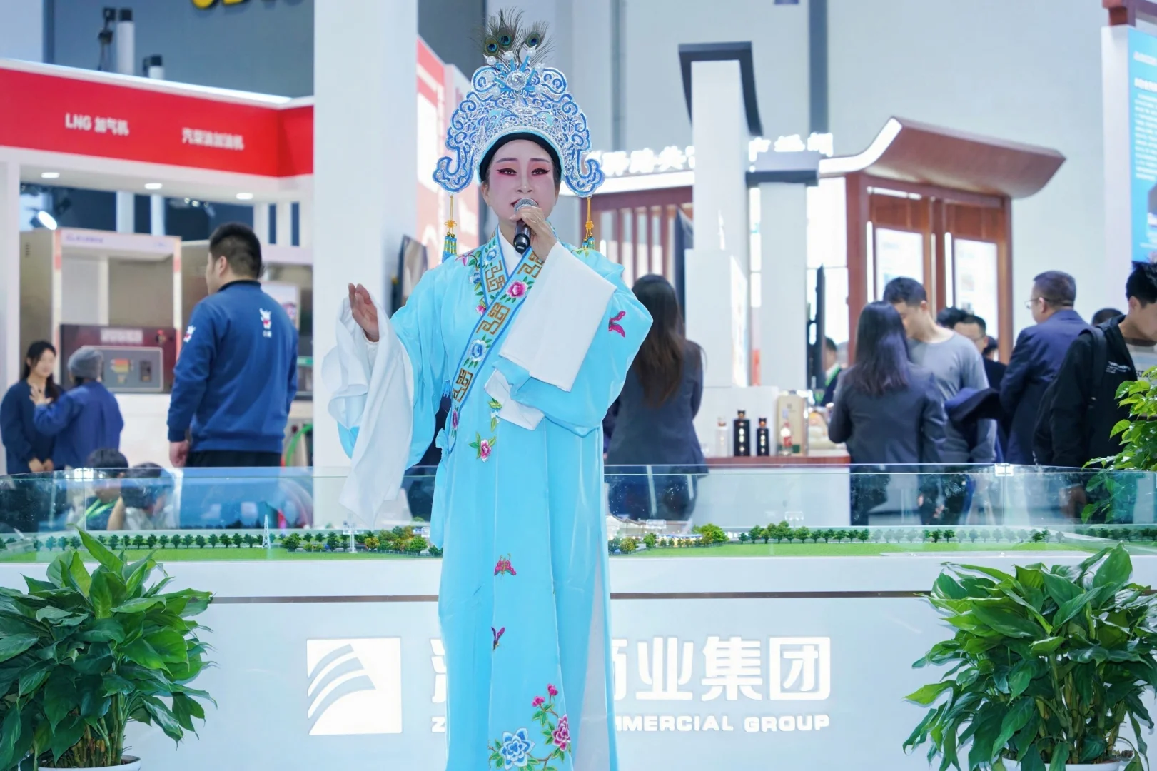 今日要闻：怎么展会里都是男摄