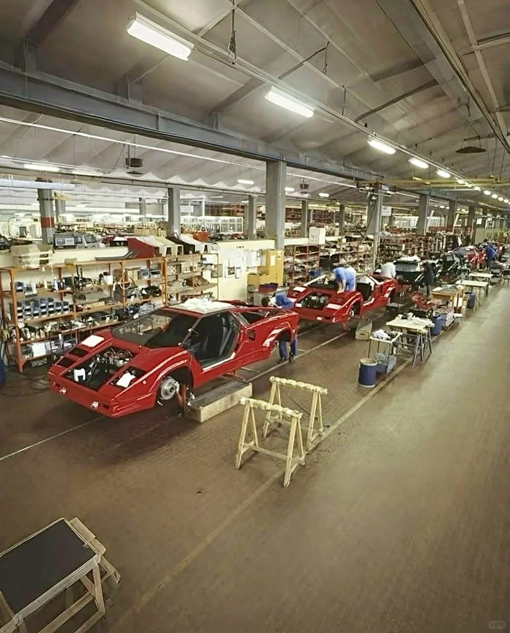 很喜欢看这种80年代的兰博基尼老工厂生产线
