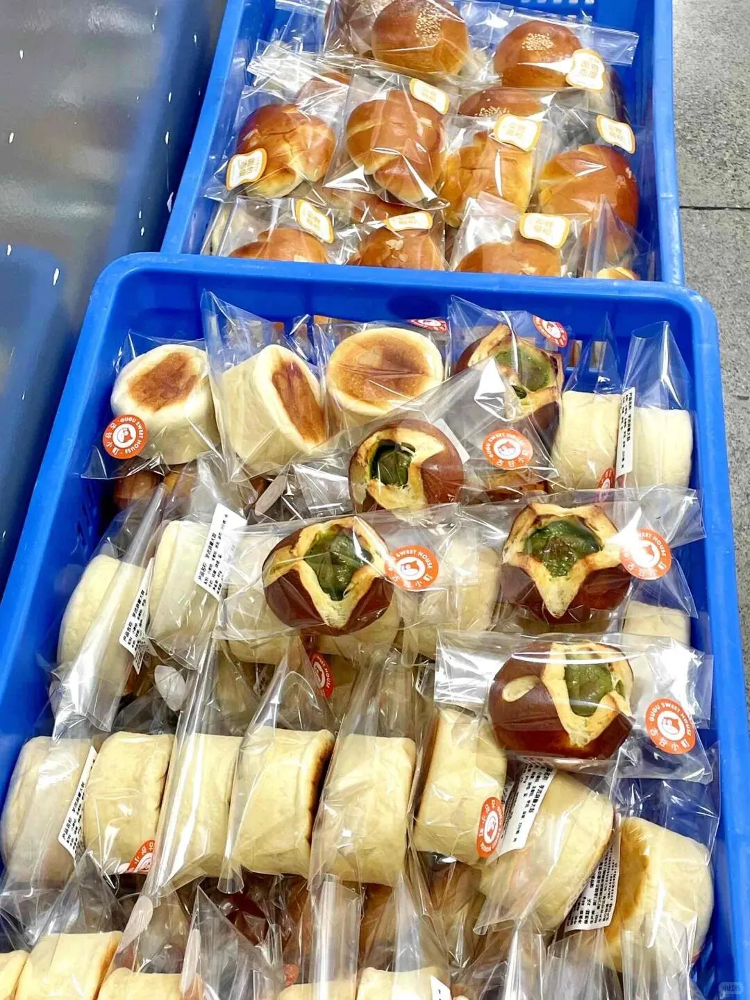 00后女生和闺蜜一起找了个面包厂