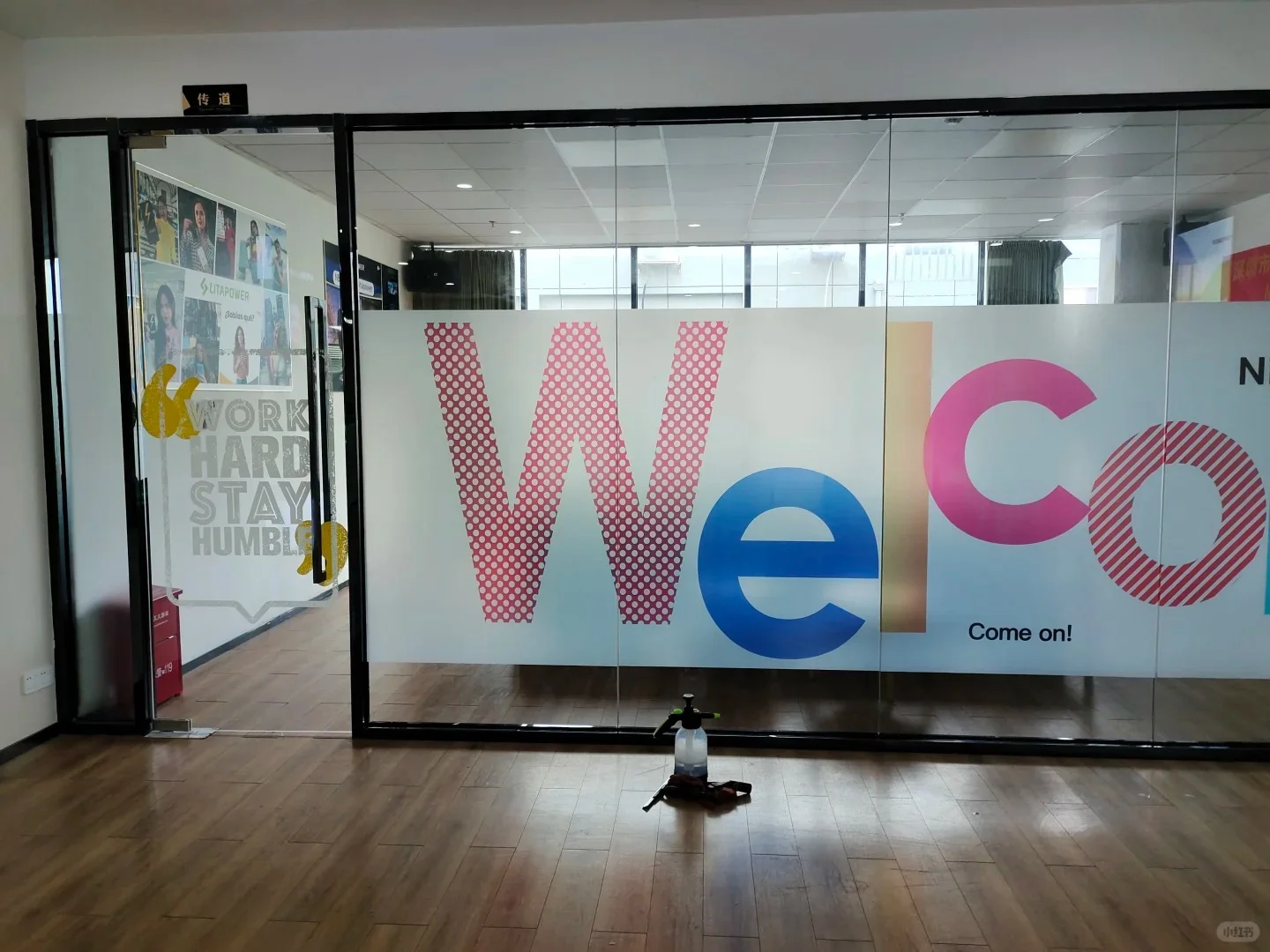 办公室膜总撞款?上海磨砂膜批发厂家来定制