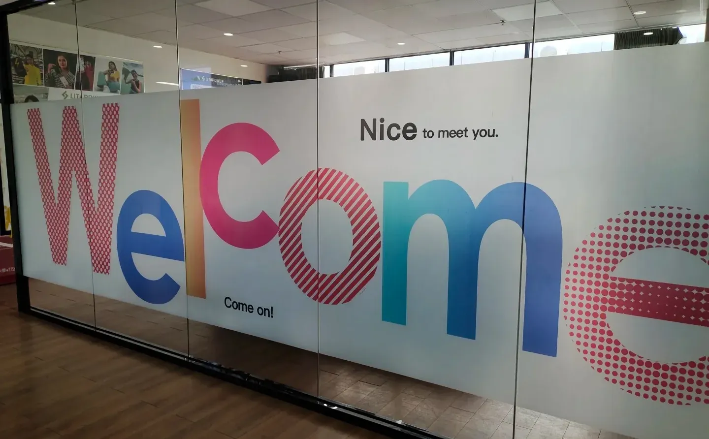 办公室膜总撞款?上海磨砂膜批发厂家来定制