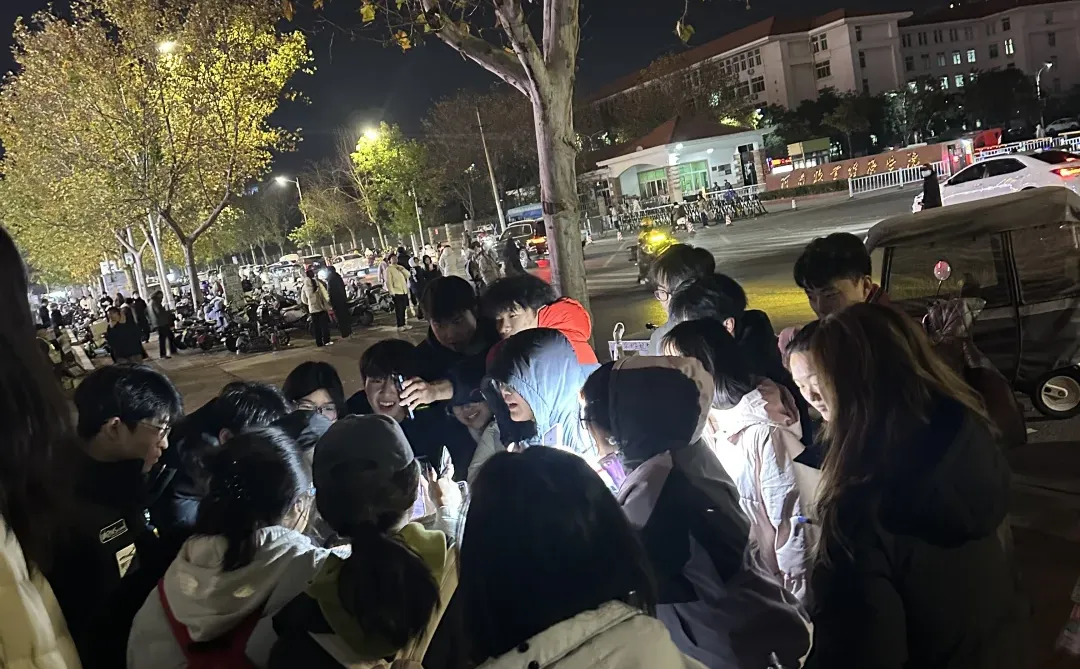 牧业经济门口在干什么呢？好多人