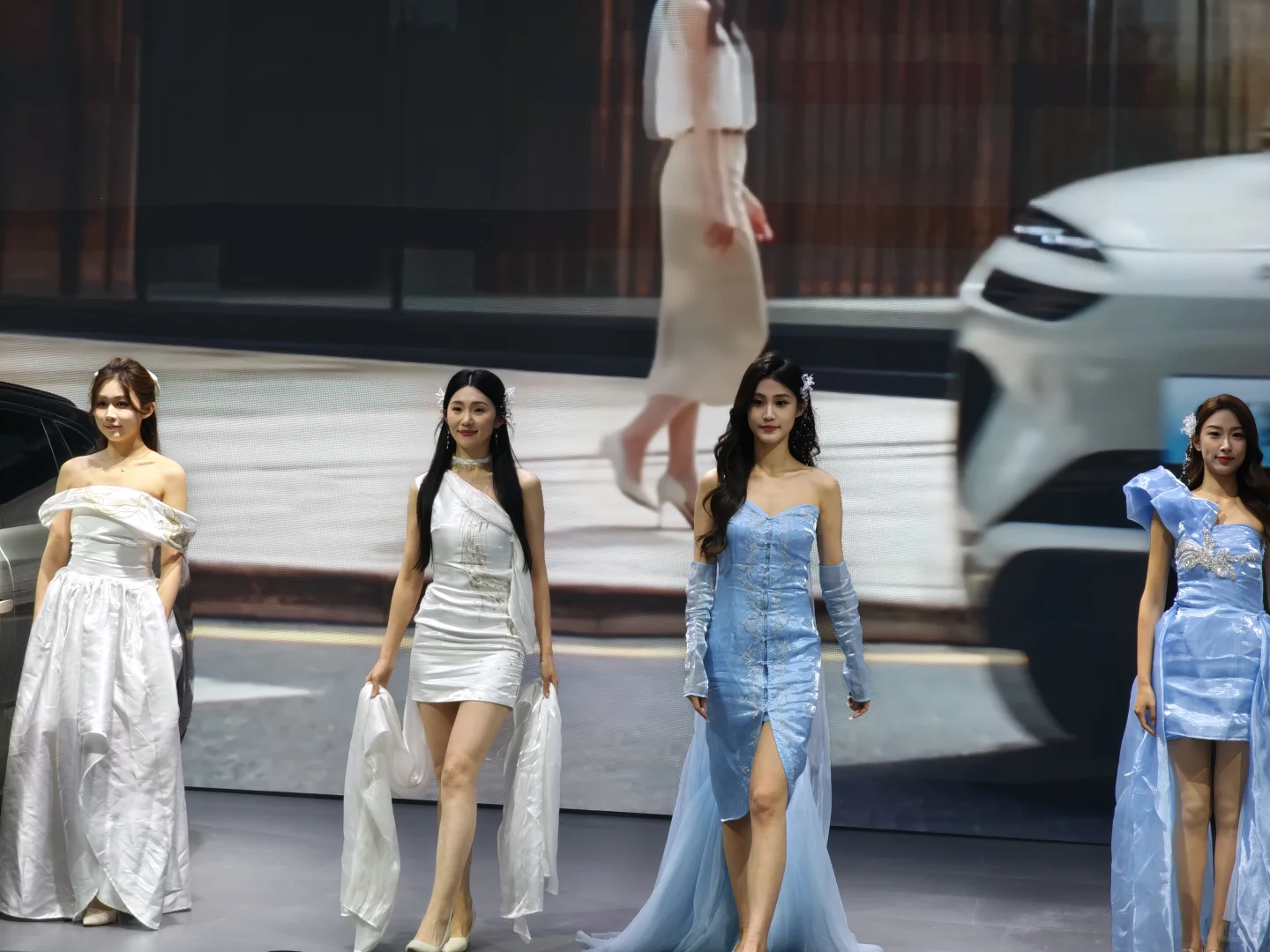 2025义乌车展比亚迪展台模特小姐姐，快去拍