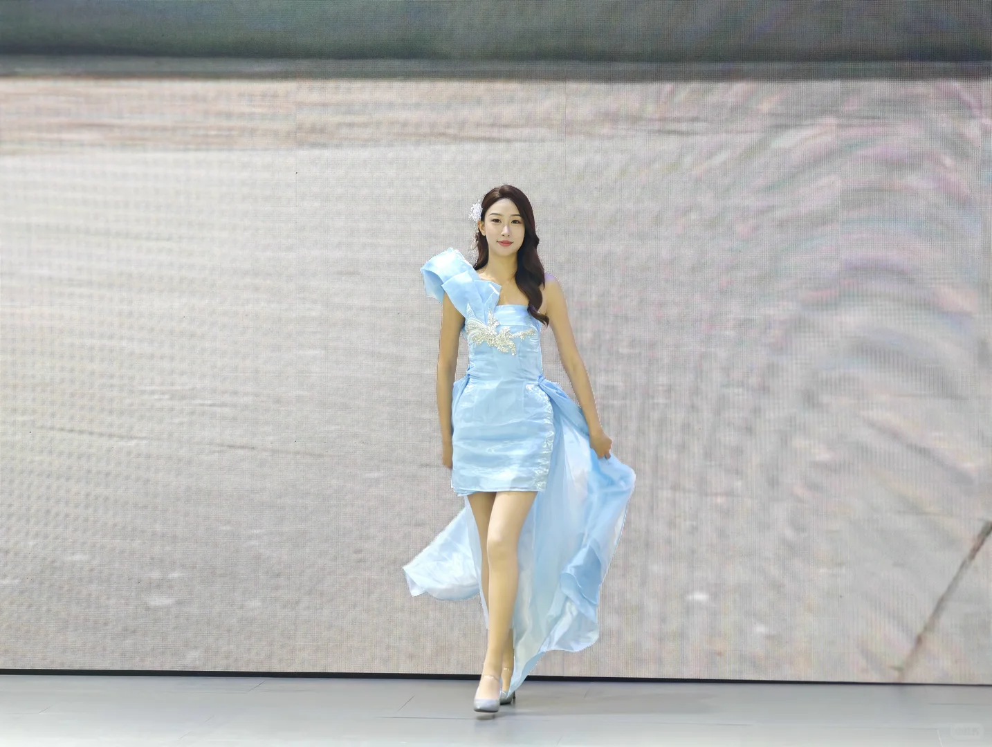 2025义乌车展比亚迪展台模特小姐姐，快去拍