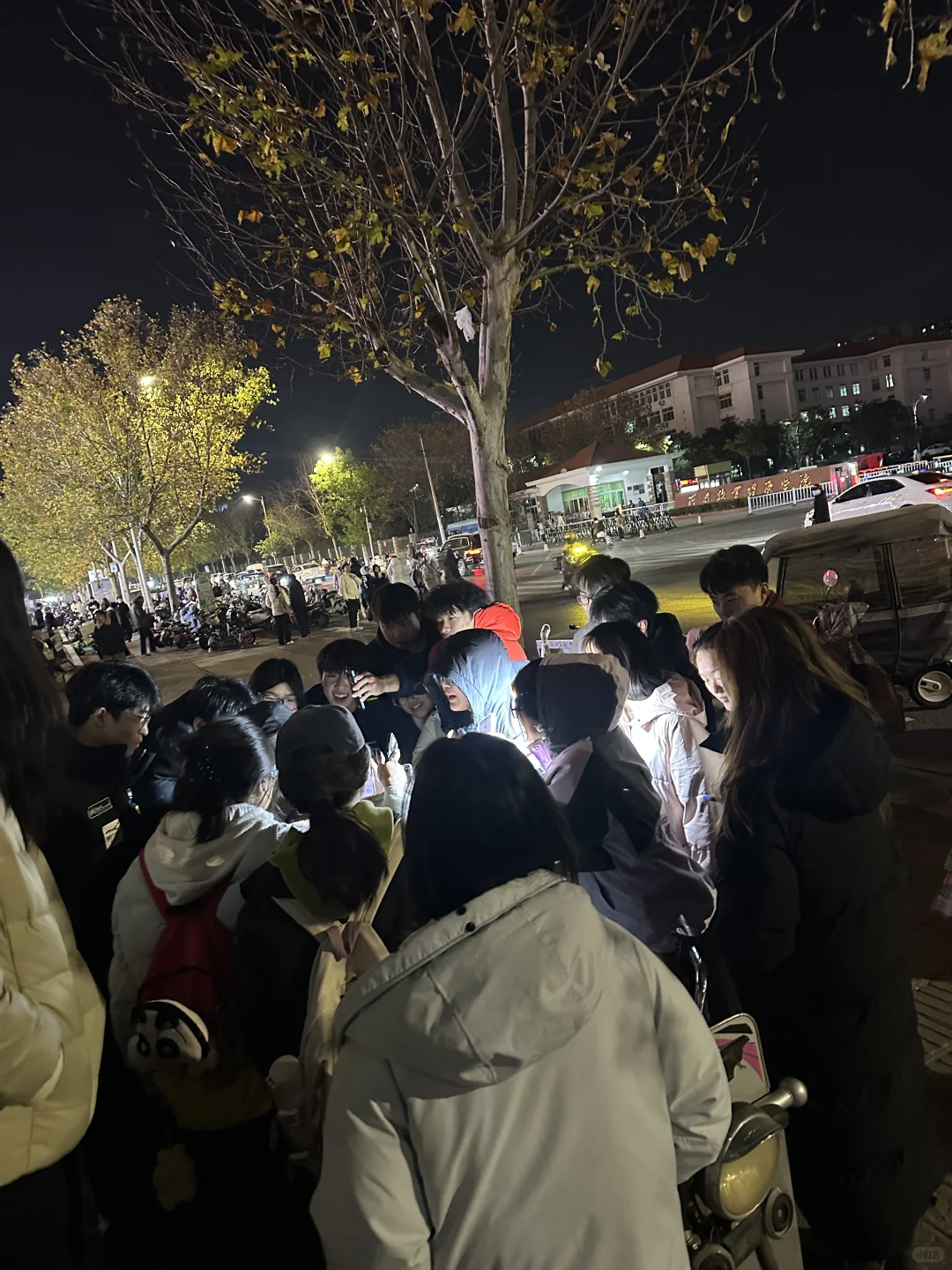 牧业经济门口在干什么呢？好多人