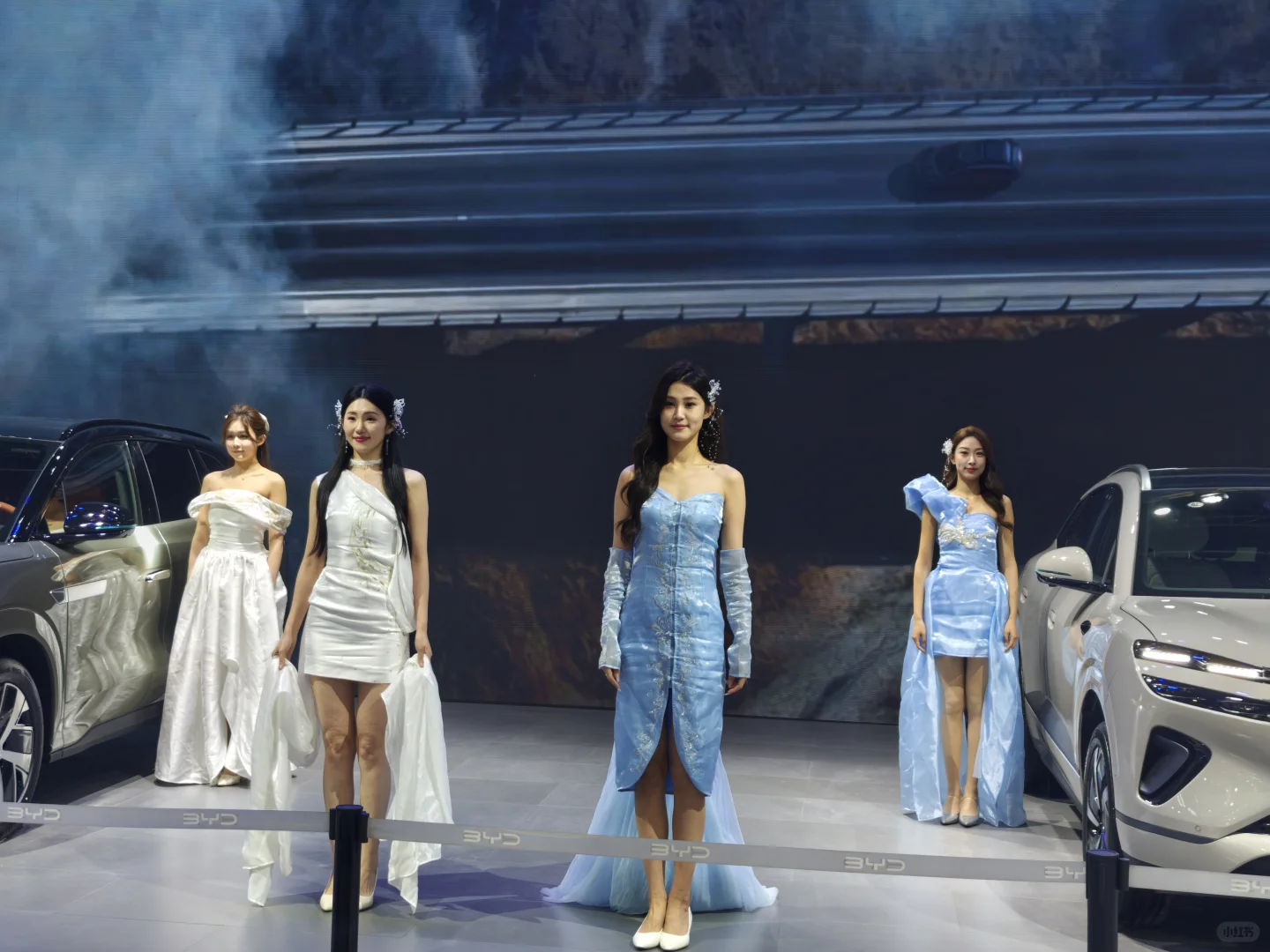 2025义乌车展比亚迪展台模特小姐姐，快去拍