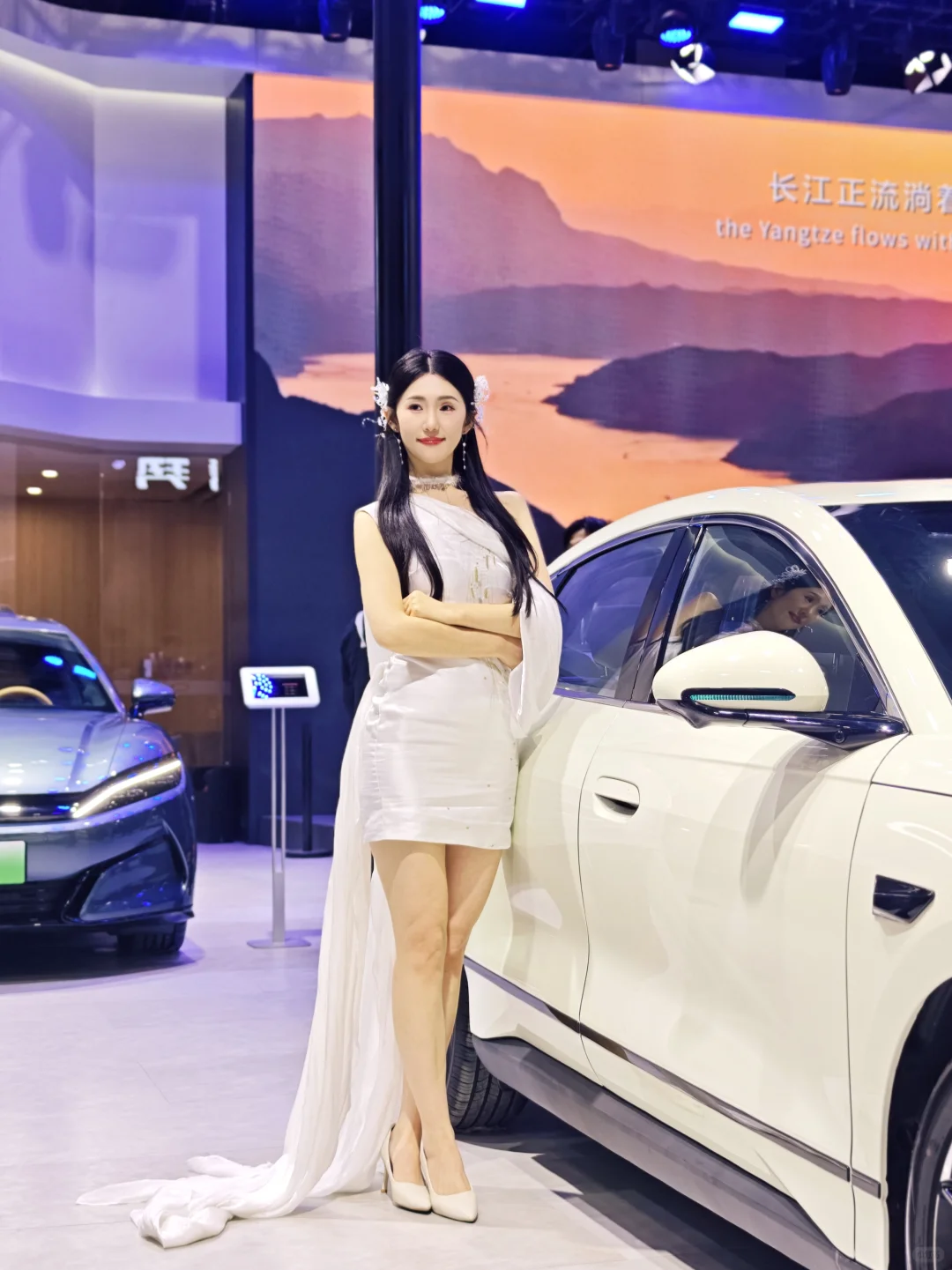2025义乌车展比亚迪展台模特小姐姐，快去拍