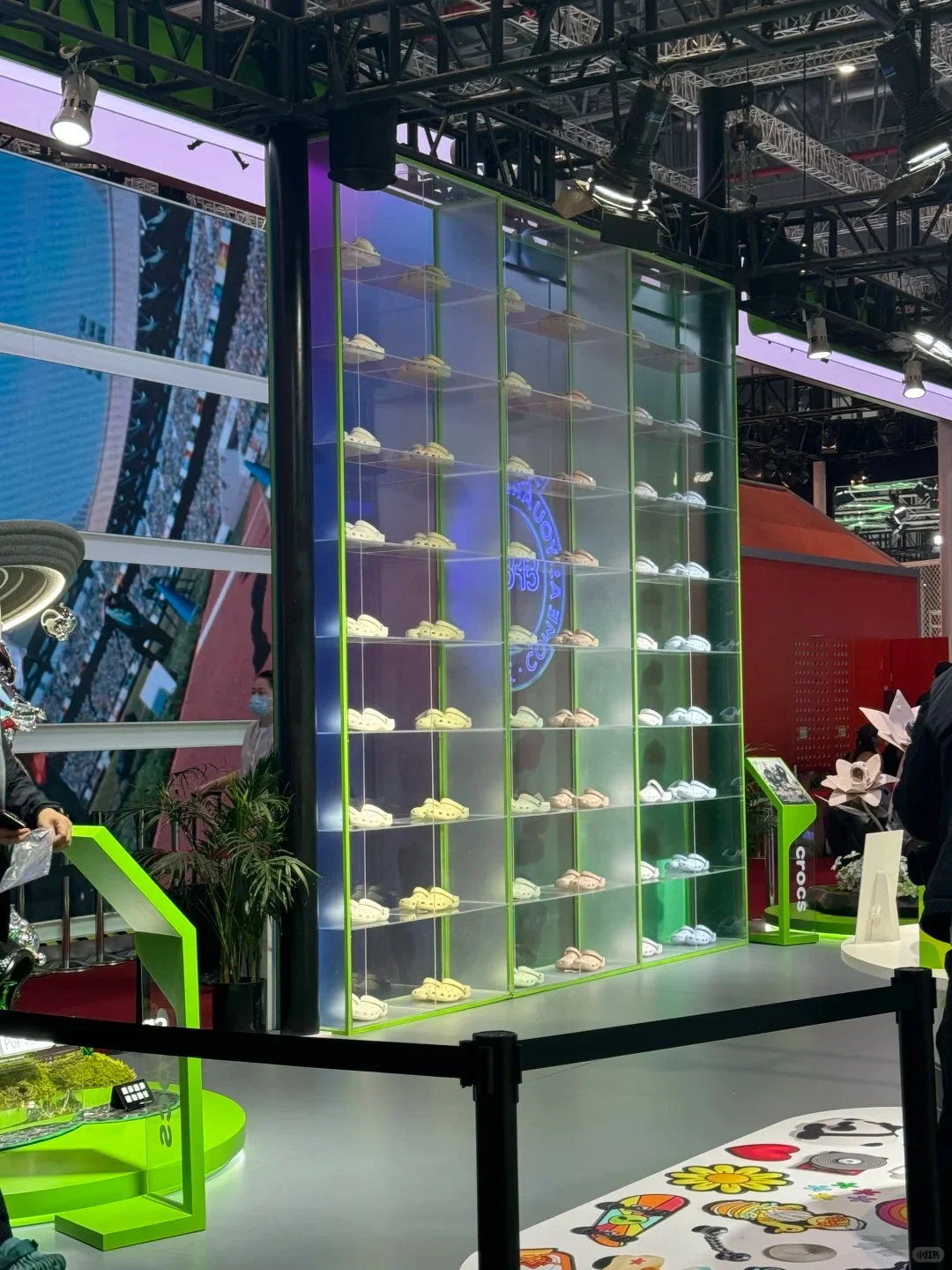 Crocs卡骆驰进博展台：「洞」见潮流新生态