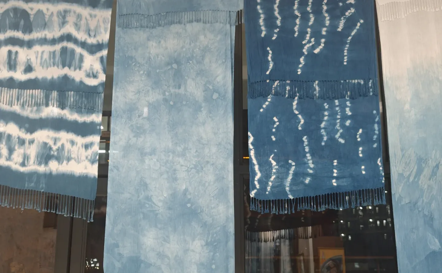 校园实训室的扎染展直接美到失语