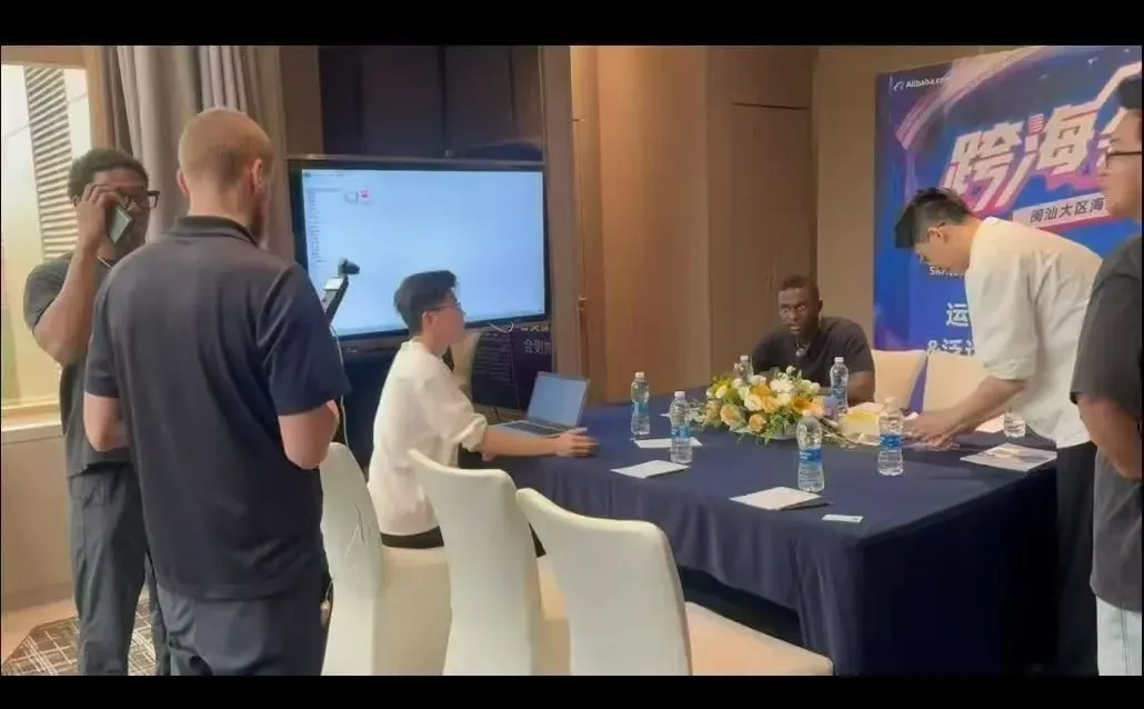 深圳跨境人集合！圣诞不逛街逛阿里总部?