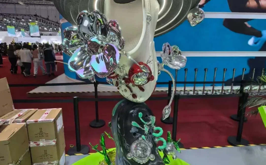 Crocs卡骆驰进博展台：「洞」见潮流新生态