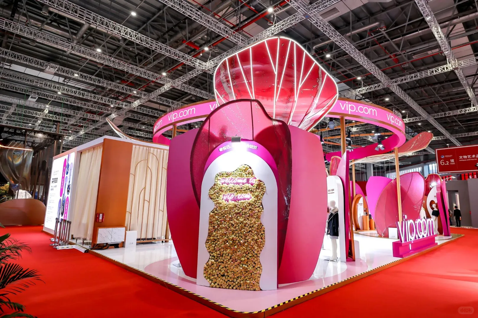 上海唯品会「线上奥莱」展馆为何刷屏？?