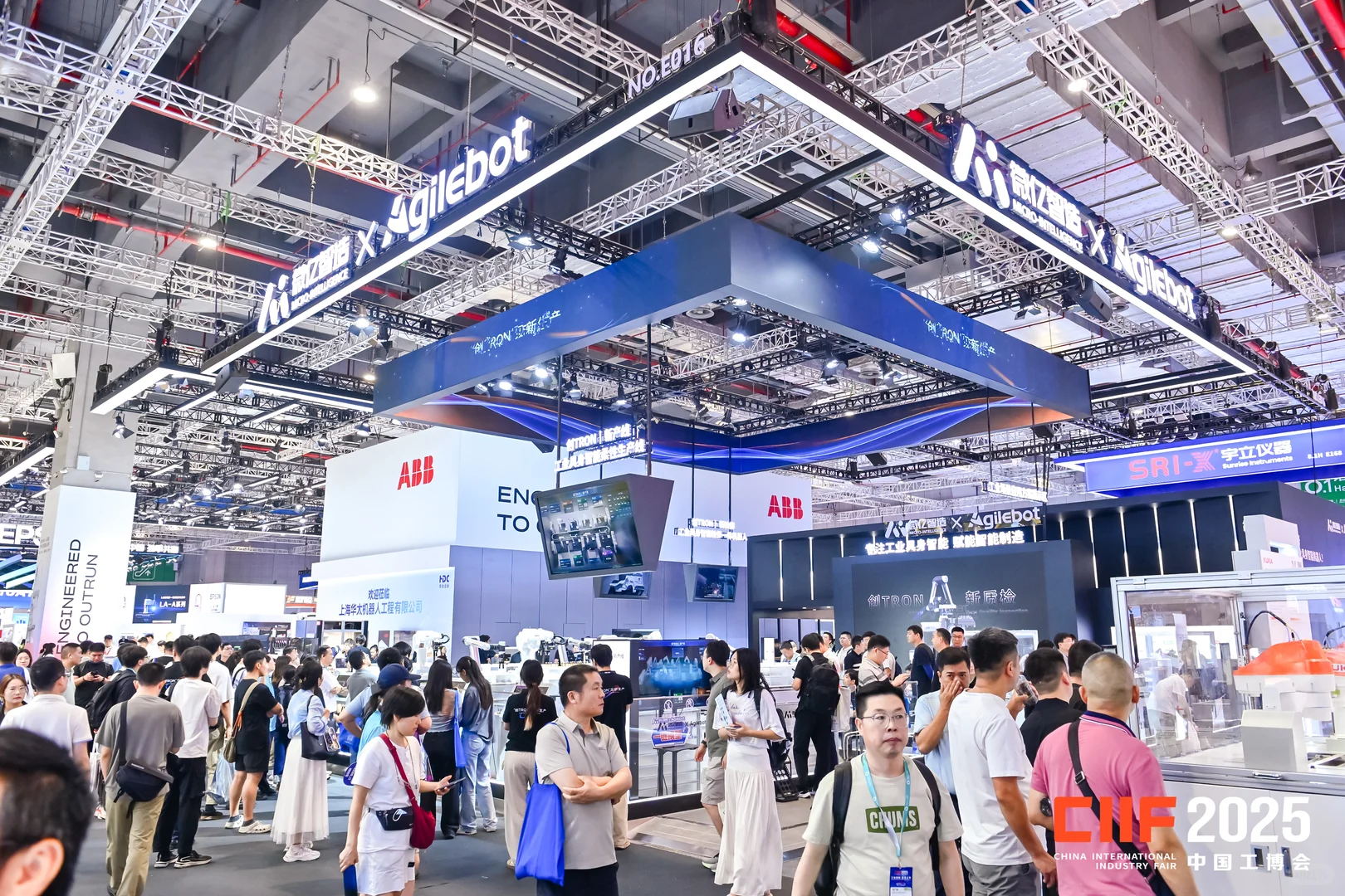 上海工博会机器人展现场?